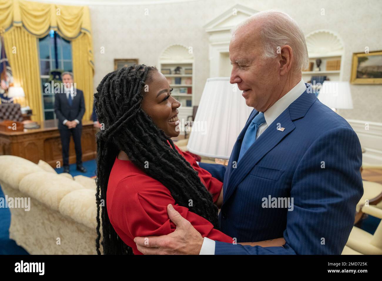 Reportage: Il presidente Joe Biden saluta Cherelle Griner a seguito del rilascio di Brittney Griner, giovedì 8 dicembre 2022, nell'Ufficio ovale Foto Stock