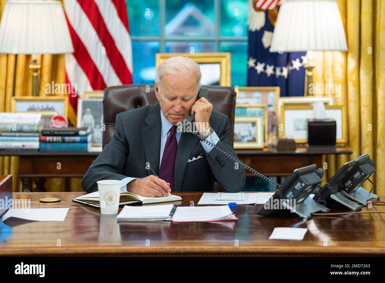 Reportage: Il presidente Joe Biden parla al telefono con il presidente ucraino Volodymyr Zelenskyy, martedì 4 ottobre 2022, nell'Ufficio ovale Foto Stock