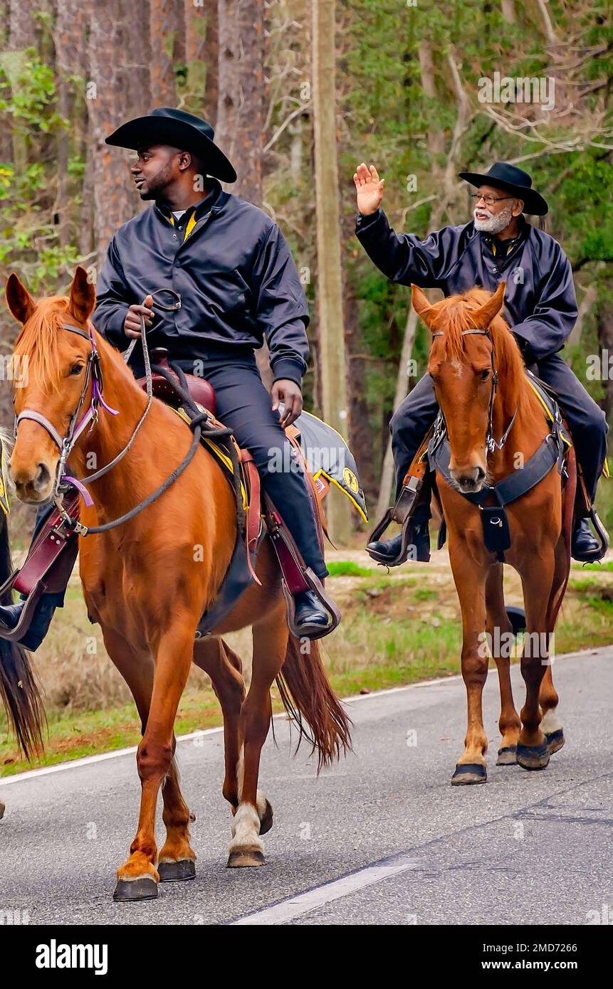 I membri del Port City Riding Club cavalcano i cavalli durante la sfilata di Krewe de la Dauphine Mardi Gras, 21 gennaio 2023, a Dauphin Island, Alabama. Foto Stock