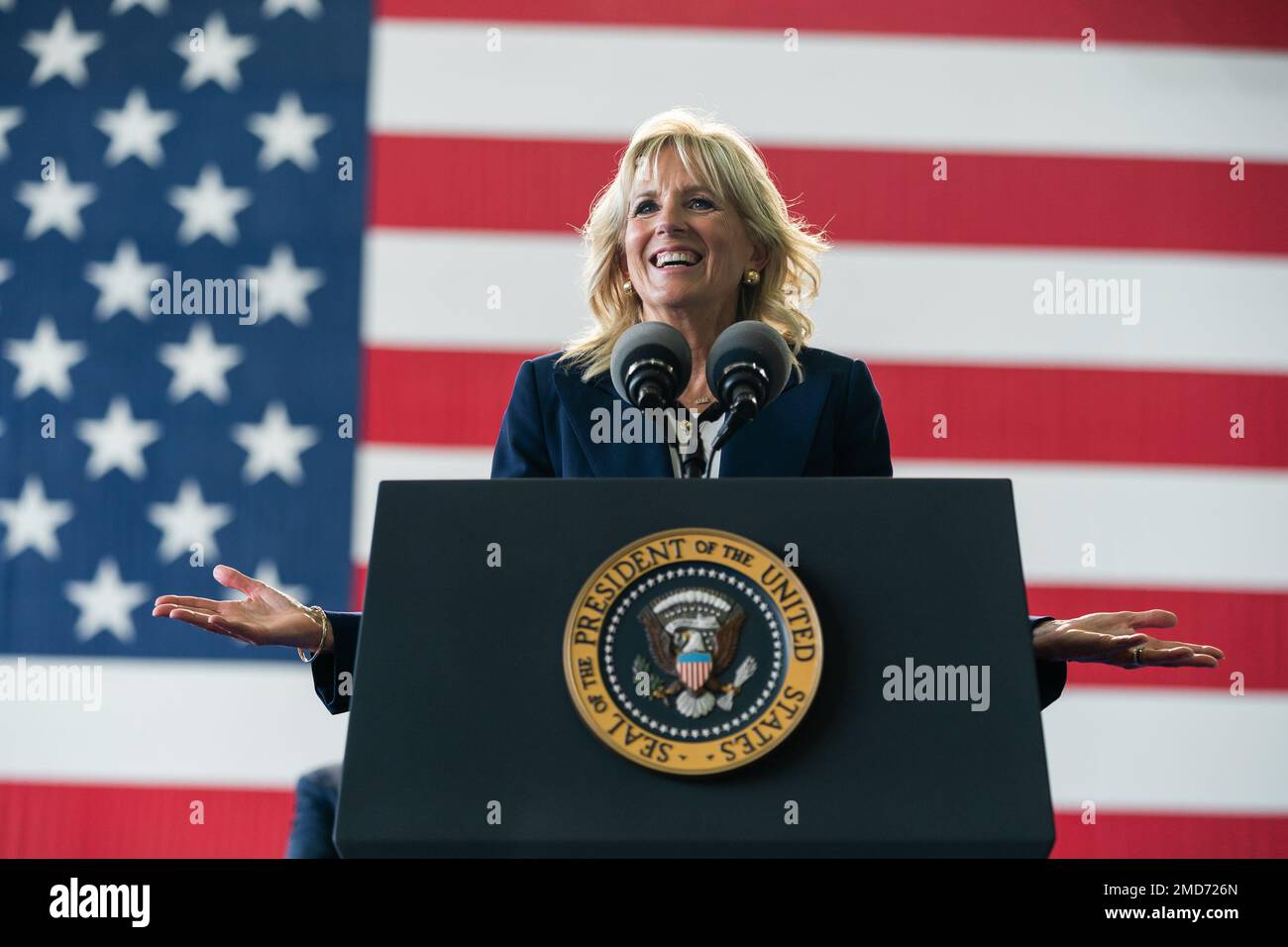 Reportage: First Lady Jill Biden consegna osservazioni al personale dell'aeronautica e alle loro famiglie, mercoledì 9 giugno 2021, presso Royal Air Force Mildenhall, Inghilterra Foto Stock