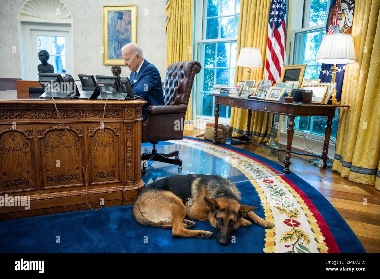 Reportage: Il comandante attende il Resolute Desk mentre il presidente Joe Biden incontra il personale dell'Ufficio ovale, martedì 27 settembre 2022. Foto Stock