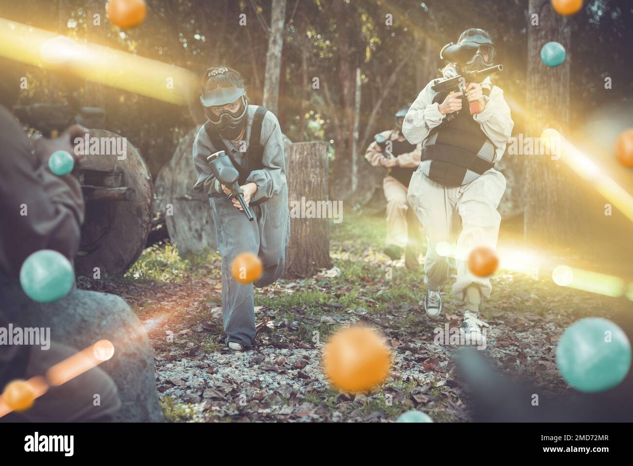 Squadre che giocano a paintball all'aperto Foto Stock