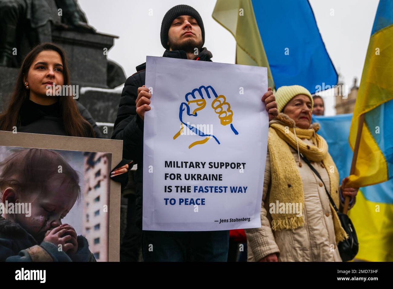 Cracovia, Polonia. 22nd Jan, 2023. I cittadini e i sostenitori ucraini partecipano a una dimostrazione di solidarietà con l'Ucraina nella piazza principale, mentre celebrano la Giornata dell'unità Ucraina il giorno 333 dell'invasione russa sull'Ucraina. Cracovia, Polonia il 22 gennaio 2023. Il 22nd gennaio del 1919 è stato proclamato l'atto di unificazione della Repubblica popolare Ucraina (UNR) e della Repubblica popolare Ucraina occidentale (ZUNR). Divenne un importante simbolo dell'unità degli ucraini e di una vacanza di Stato. Manifestazioni a sostegno di un ucraino unito indipendente sono state tenute in tutto il mondo. (Credit Image: © Beata Zawr Foto Stock