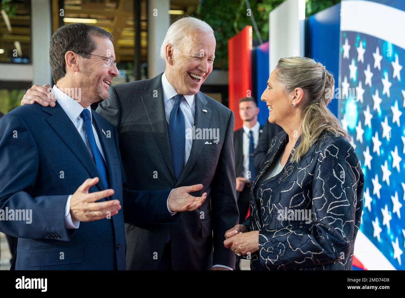 Reportage: Il presidente Joe Biden parla con il presidente israeliano Isaac Herzog e la prima signora Michal Herzog prima di lasciare la residenza del presidente, giovedì 14 luglio 2022, a Gerusalemme Foto Stock