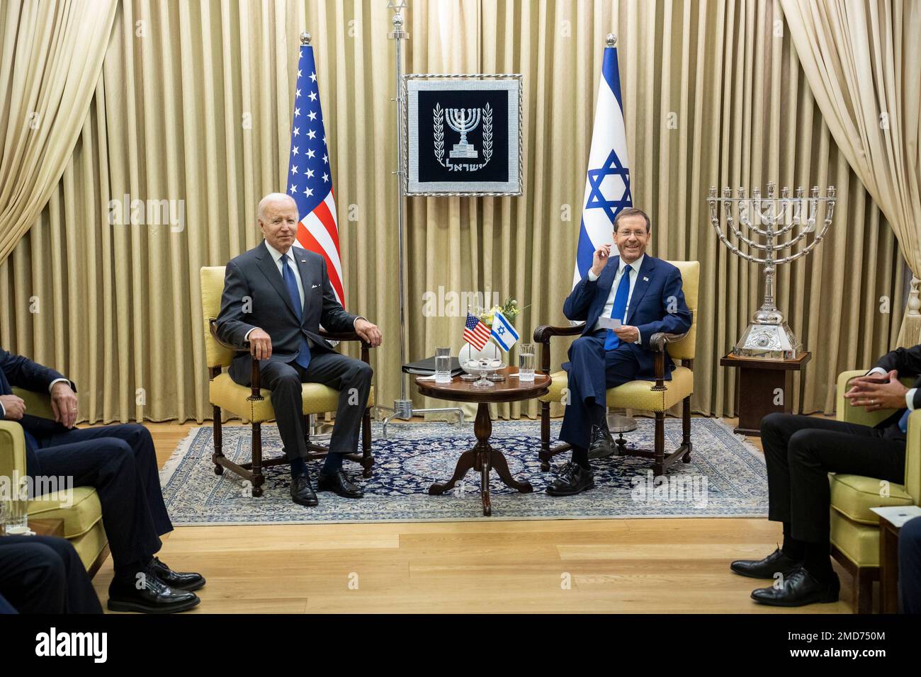 Reportage: Il presidente Joe Biden partecipa a un incontro bilaterale con il presidente israeliano Isaac Herzog, giovedì 14 luglio 2022, presso la residenza del presidente a Gerusalemme Foto Stock