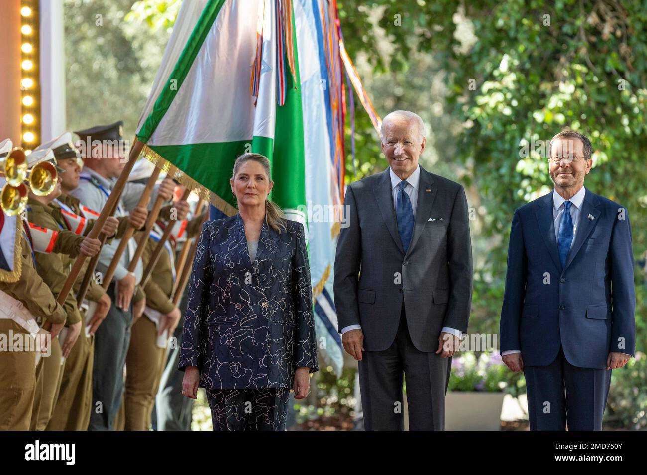 Reportage: Il Presidente Joe Biden saluta il Presidente israeliano Isaac Herzog e la First Lady Michal Herzog, giovedì 14 luglio 2022, presso la residenza del Presidente a Gerusalemme Foto Stock