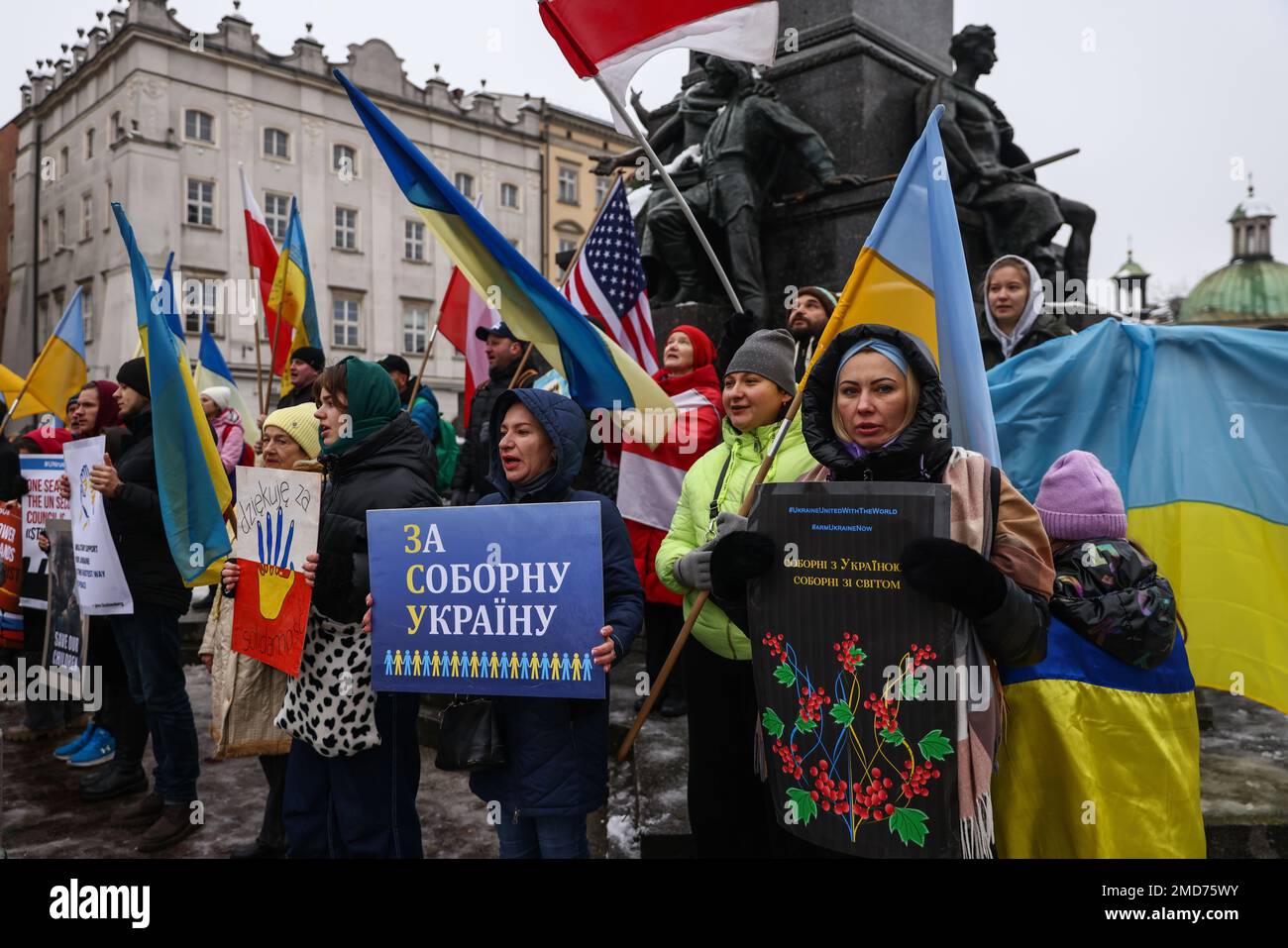 Cracovia, Polonia. 22nd Jan, 2023. I cittadini e i sostenitori ucraini partecipano a una dimostrazione di solidarietà con l'Ucraina nella piazza principale, mentre celebrano la Giornata dell'unità Ucraina il giorno 333 dell'invasione russa sull'Ucraina. Cracovia, Polonia il 22 gennaio 2023. Il 22nd gennaio del 1919 è stato proclamato l'atto di unificazione della Repubblica popolare Ucraina (UNR) e della Repubblica popolare Ucraina occidentale (ZUNR). Divenne un importante simbolo dell'unità degli ucraini e di una vacanza di Stato. Manifestazioni a sostegno di un ucraino unito indipendente sono state tenute in tutto il mondo. (Credit Image: © Beata Zawr Foto Stock