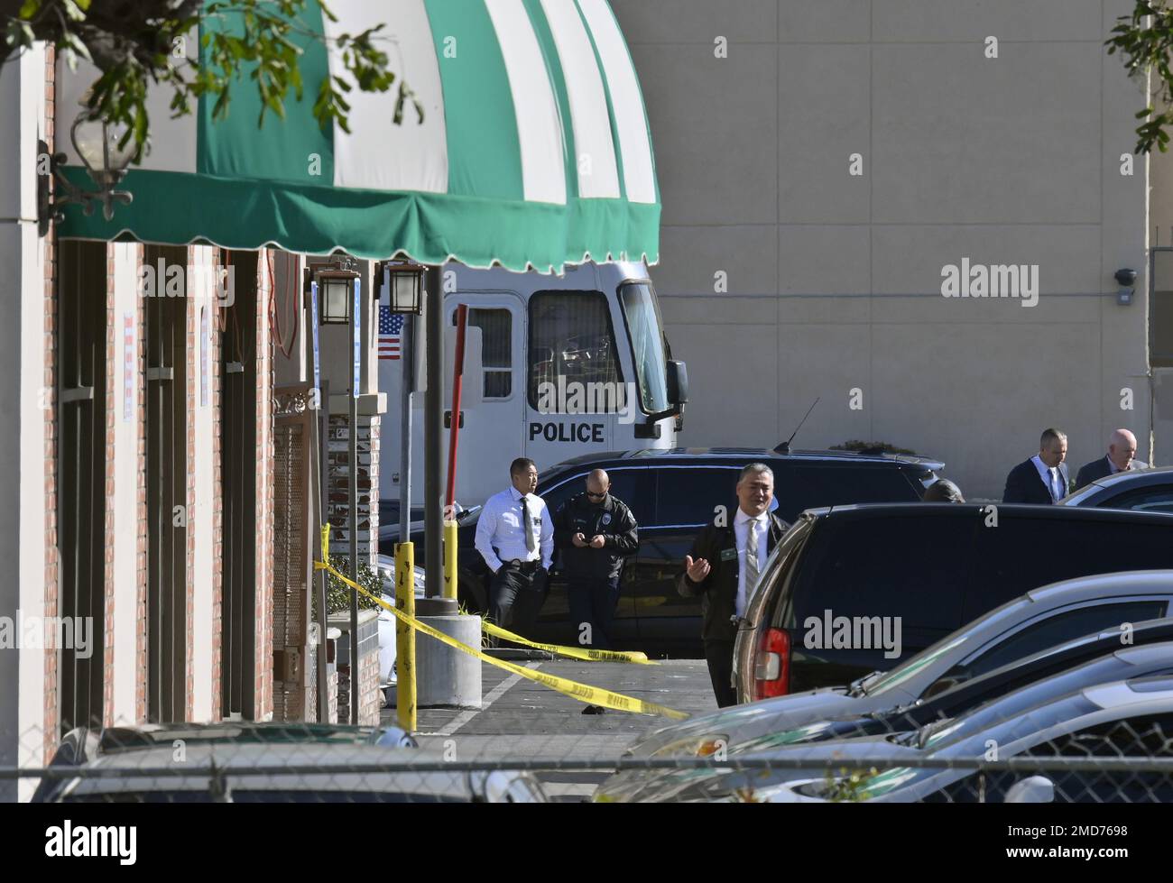 Monterey Park, Stati Uniti. 22nd Jan, 2023. Gli agenti di polizia indagano su una sparatoria di massa allo Star Dance Studio, dove dieci persone sono state uccise e almeno 10 altri sono stati feriti a Monterey Park, California, domenica 22 gennaio 2023. Foto di Jim Ruymen/UPI Credit: UPI/Alamy Live News Foto Stock