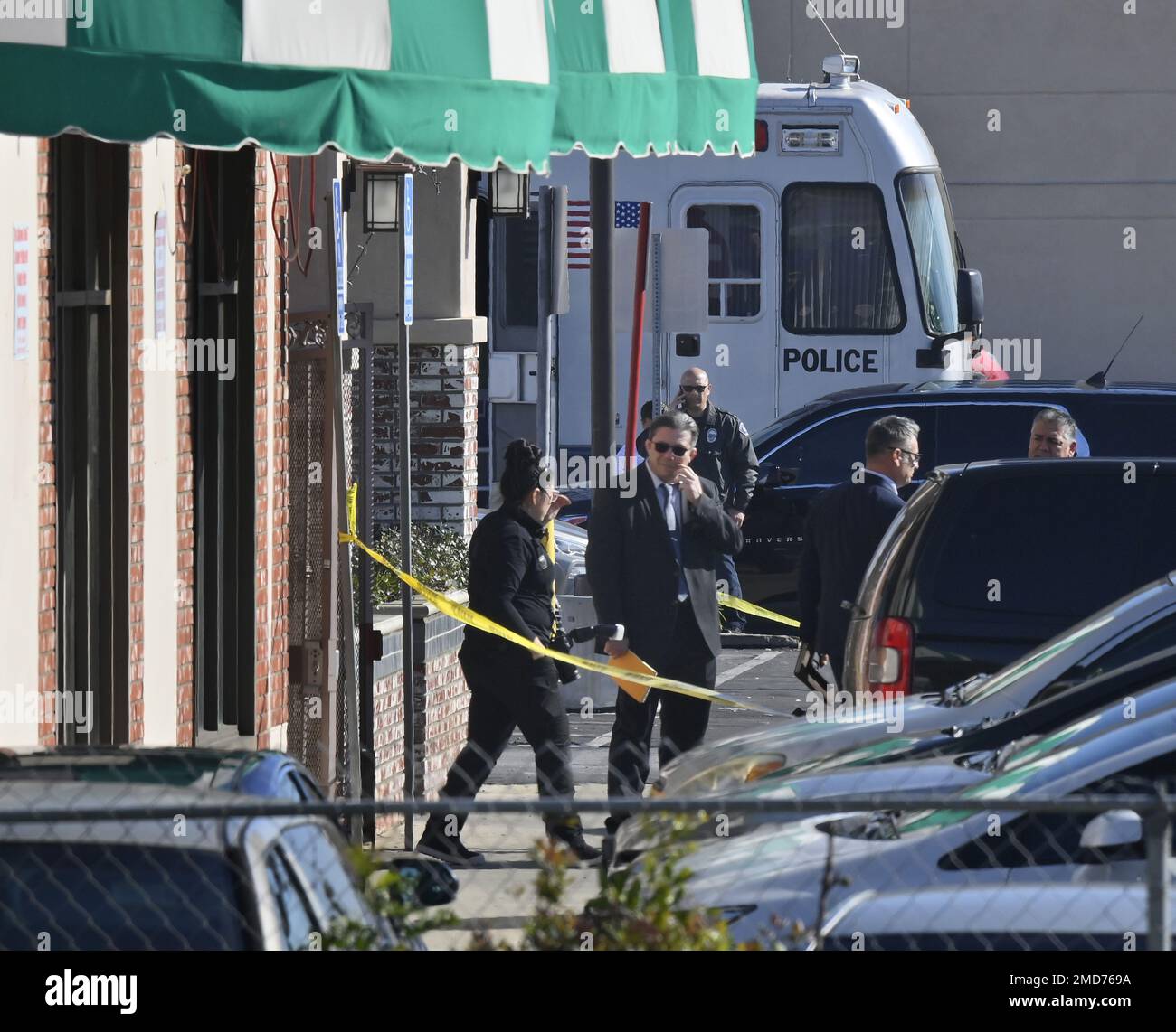 Monterey Park, Stati Uniti. 22nd Jan, 2023. Gli agenti di polizia indagano su una sparatoria di massa allo Star Dance Studio, dove dieci persone sono state uccise e almeno 10 altri sono stati feriti a Monterey Park, California, domenica 22 gennaio 2023. Foto di Jim Ruymen/UPI Credit: UPI/Alamy Live News Foto Stock