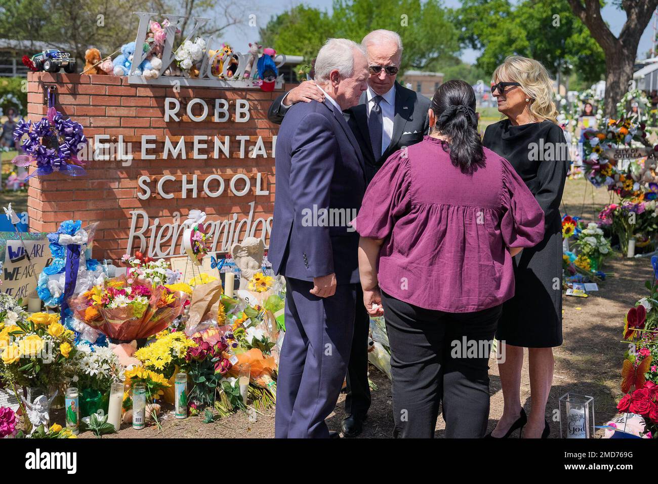 Reportage: Il Presidente Joe Biden e la First Lady Jill Biden incontrano il Soprintendente della Scuola Dr. Hal Harrell e il principale Mandy Gutierrez al memoriale per le vittime delle sparatorie di massa del 24 maggio presso la Robb Elementary School di Uvalde, Texas, domenica 29 maggio 2022 Foto Stock