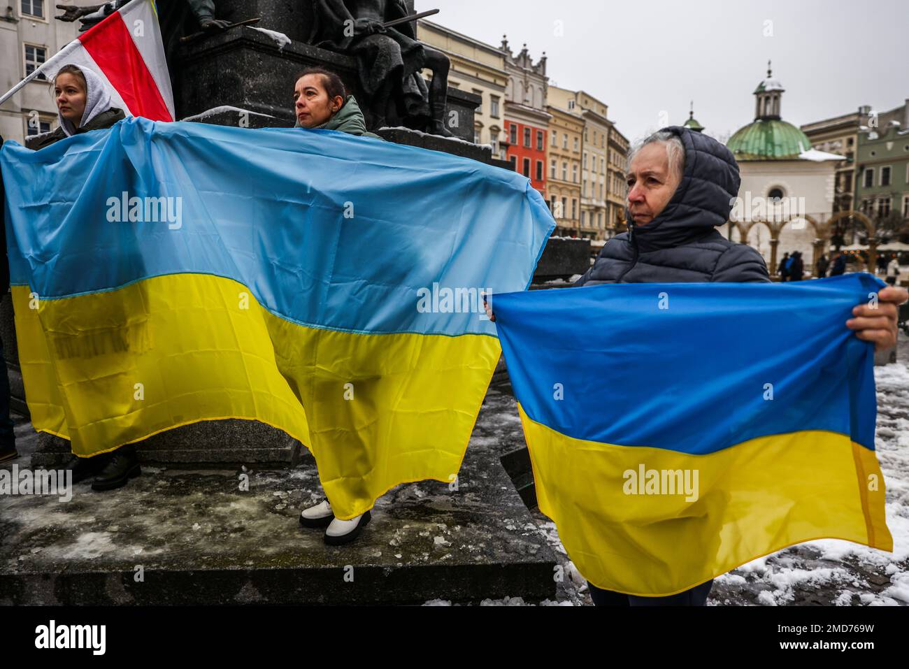 Cracovia, Polonia. 22nd Jan, 2023. I cittadini e i sostenitori ucraini partecipano a una dimostrazione di solidarietà con l'Ucraina nella piazza principale, mentre celebrano la Giornata dell'unità Ucraina il giorno 333 dell'invasione russa sull'Ucraina. Cracovia, Polonia il 22 gennaio 2023. Il 22nd gennaio del 1919 è stato proclamato l'atto di unificazione della Repubblica popolare Ucraina (UNR) e della Repubblica popolare Ucraina occidentale (ZUNR). Divenne un importante simbolo dell'unità degli ucraini e di una vacanza di Stato. Manifestazioni a sostegno di un ucraino unito indipendente sono state tenute in tutto il mondo. (Credit Image: © Beata Zawr Foto Stock
