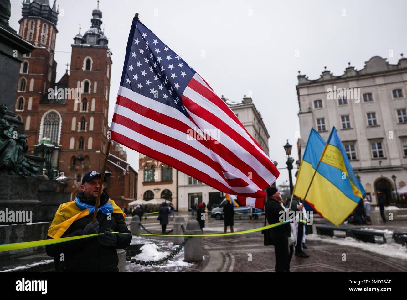Cracovia, Polonia. 22nd Jan, 2023. I cittadini e i sostenitori ucraini partecipano a una dimostrazione di solidarietà con l'Ucraina nella piazza principale, mentre celebrano la Giornata dell'unità Ucraina il giorno 333 dell'invasione russa sull'Ucraina. Cracovia, Polonia il 22 gennaio 2023. Il 22nd gennaio del 1919 è stato proclamato l'atto di unificazione della Repubblica popolare Ucraina (UNR) e della Repubblica popolare Ucraina occidentale (ZUNR). Divenne un importante simbolo dell'unità degli ucraini e di una vacanza di Stato. Manifestazioni a sostegno di un ucraino unito indipendente sono state tenute in tutto il mondo. (Credit Image: © Beata Zawr Foto Stock