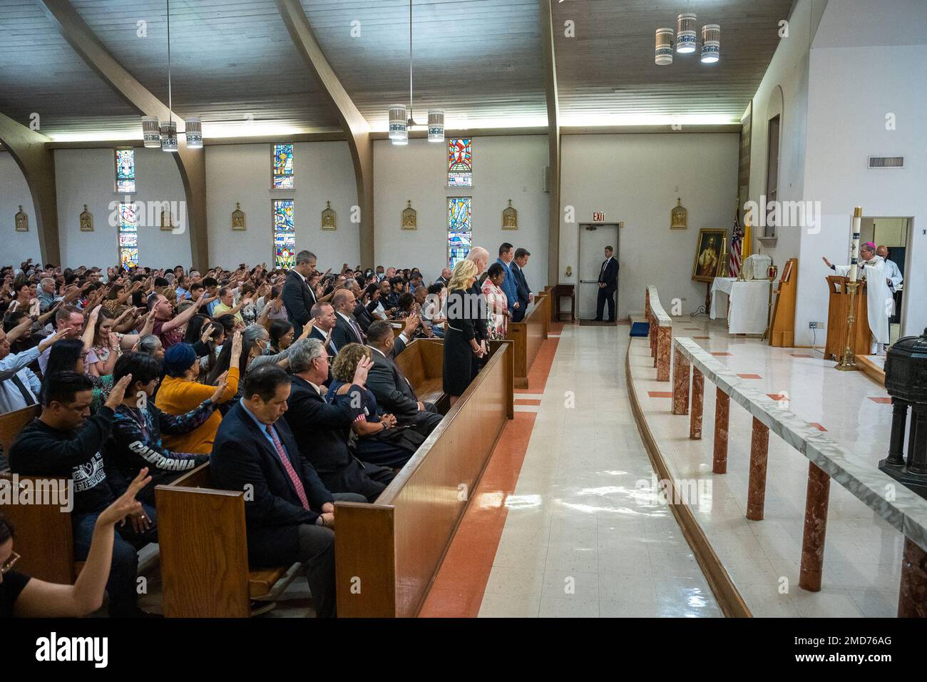 Reportage: Il Presidente Joe Biden e la First Lady Jill Biden partecipano alla messa nella Chiesa Cattolica del Sacro cuore di Uvalde, Texas, domenica 29 maggio 2022, dopo aver visitato il sito commemorativo delle vittime delle sparatorie di massa del 24 maggio alla Robb Elementary School. Foto Stock