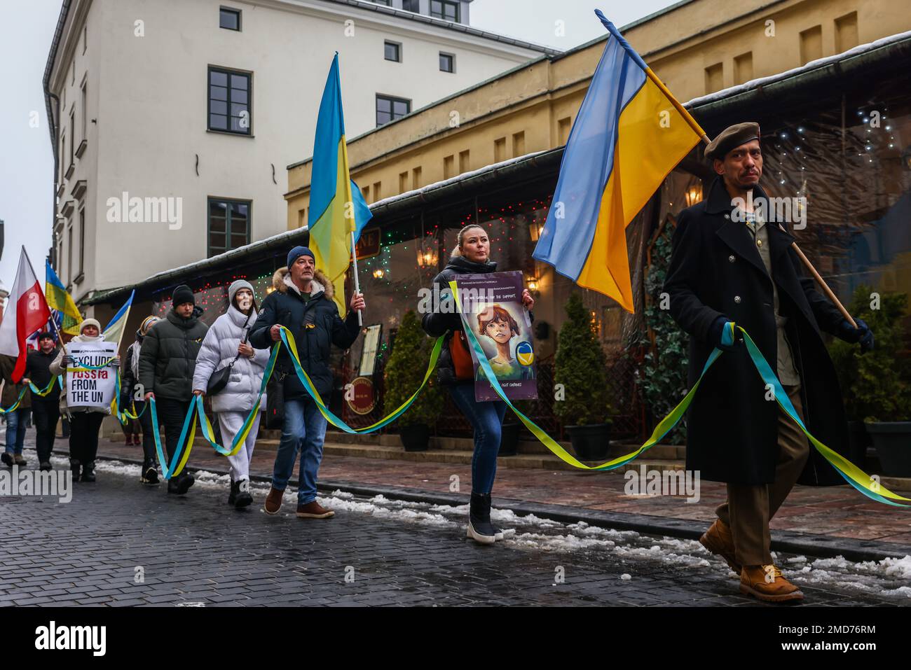 Cracovia, Polonia. 22nd Jan, 2023. I cittadini e i sostenitori ucraini partecipano a una dimostrazione di solidarietà con l'Ucraina mentre celebrano la Giornata dell'unità Ucraina il giorno 333 dell'invasione russa sull'Ucraina. Cracovia, Polonia il 22 gennaio 2023. Il 22nd gennaio del 1919 è stato proclamato l'atto di unificazione della Repubblica popolare Ucraina (UNR) e della Repubblica popolare Ucraina occidentale (ZUNR). Divenne un importante simbolo dell'unità degli ucraini e di una vacanza di Stato. Manifestazioni a sostegno di un ucraino unito indipendente sono state tenute in tutto il mondo. (Credit Image: © Beata Zawrzel/ZUMA Press Wire) Foto Stock