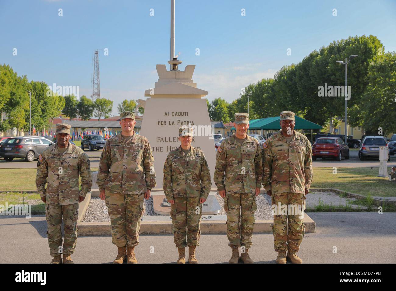 Nella foto, da sinistra a destra, sono raffigurati il comando Sgt. Maj Maurice D. Parker, il Colonnello William H. Bestermann, il Lt. Gen. Laura A. Potter, il Major Gen. Todd R. Wasmund e il Colonnello Mark A. Denton. Foto Stock