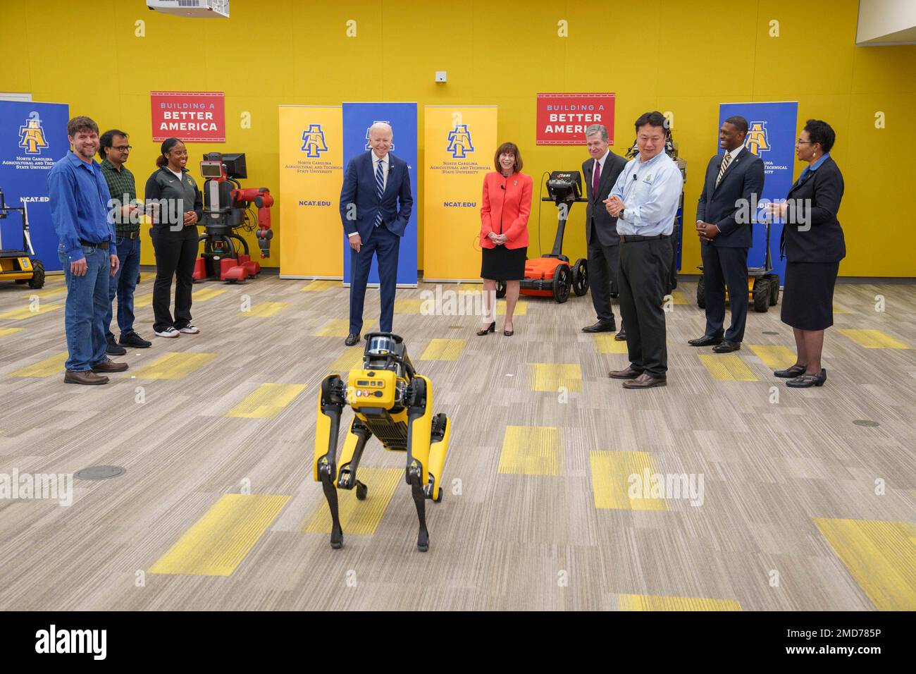 Il presidente Joe Biden osserva una dimostrazione di Spot the robotica dog durante un tour di un laboratorio di robotica nella Harold L. Martin Sr. Engineering Research & Innovation Complex presso la North Carolina Agricultural and Technical state University di Greensboro, North Carolina, giovedì 14 aprile 2022. Foto Stock