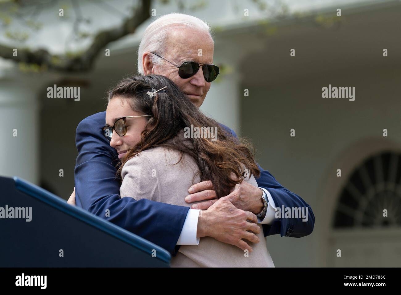 Reportage: Mia Tretta, uno studente di scuola superiore sopravvissuto a una sparatoria a "pistola fantasma", presenta il presidente Joe Biden in occasione di un evento per annunciare nuove regole sulla produzione di "pistole fantasma", lunedì 11 aprile 2022, nel Rose Garden della Casa Bianca. Foto Stock