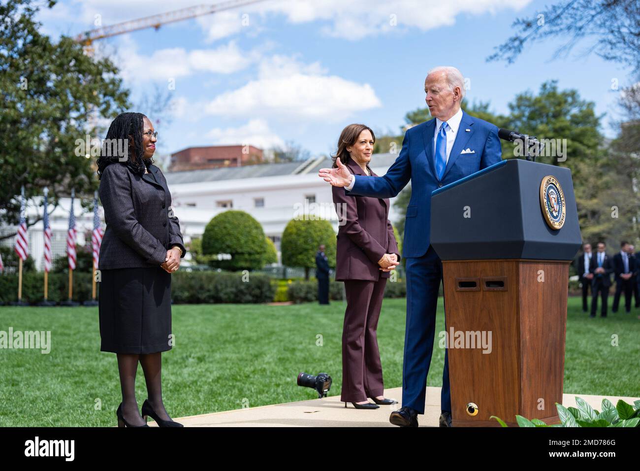 Reportage: Il presidente Joe Biden, Unito dal vicepresidente Kamala Harris, esprime le sue osservazioni sulla conferma della Corte Suprema Giustizia Ketanji Brown Jackson, venerdì 8 aprile 2022, sul prato meridionale della Casa Bianca Foto Stock