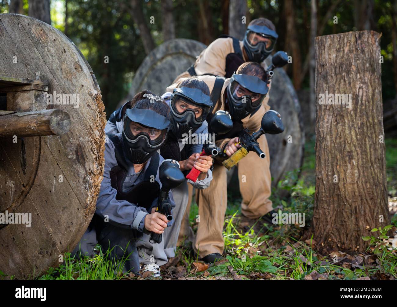 Giocatori di paintball che puntano all'aperto Foto Stock