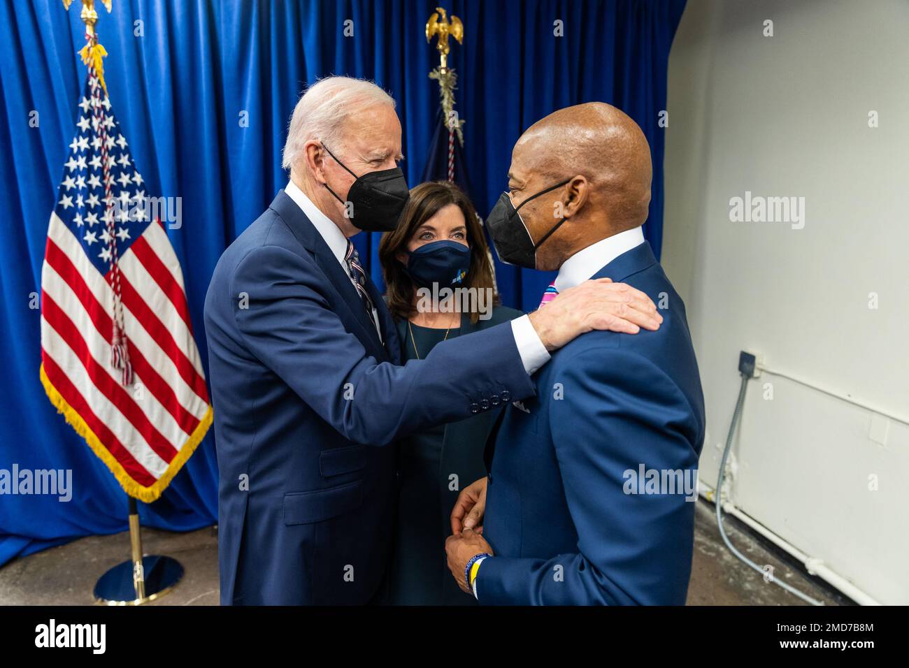 Reportage: Il presidente Joe Biden saluta il sindaco di New York Eric Adams e Gov. Kathy Hochul, giovedì 3 febbraio 2022, quando arriva alla sede centrale di New York per partecipare a un incontro sulla lotta contro la violenza delle armi Foto Stock