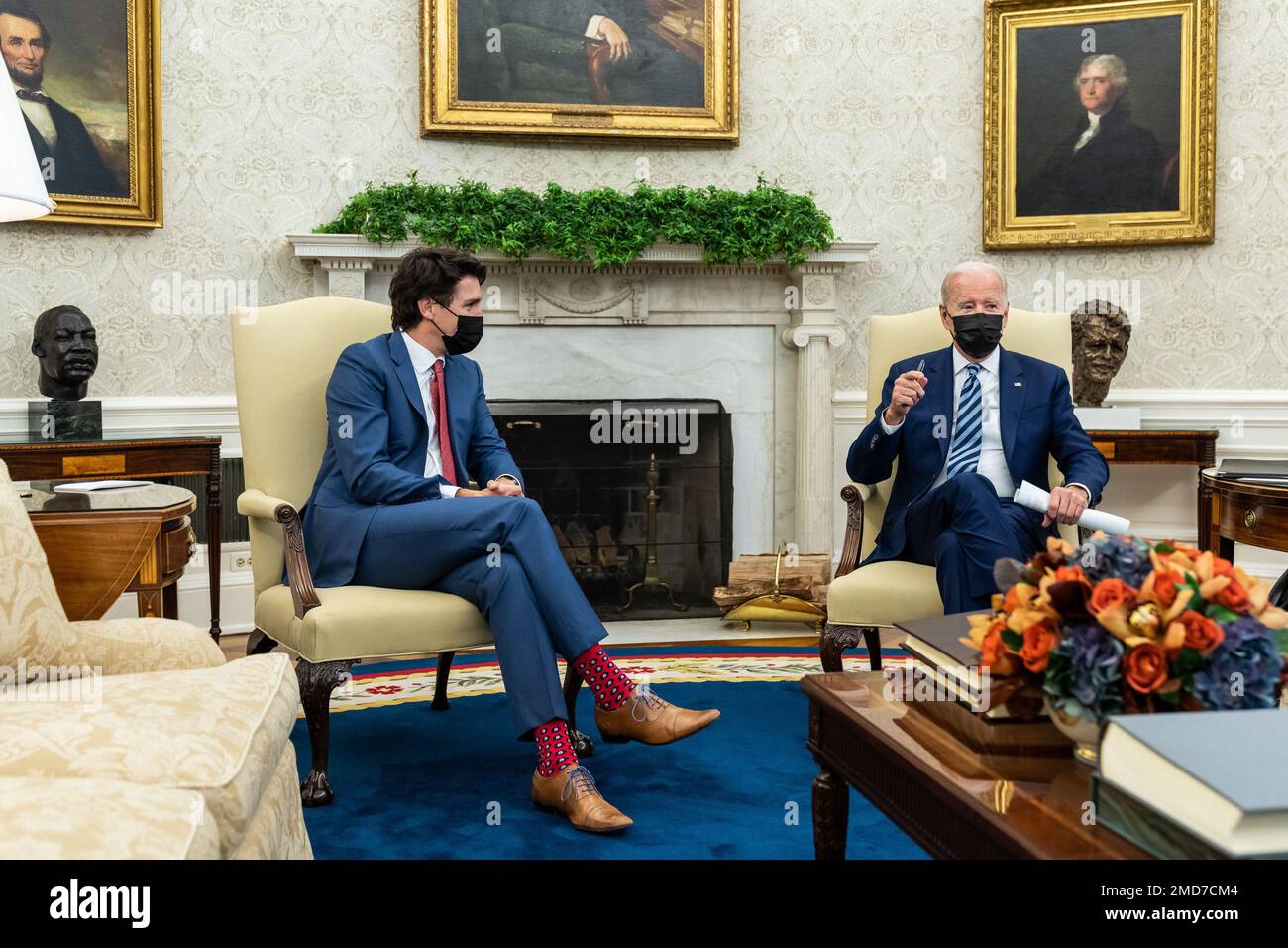 Reportage: Il presidente Joe Biden incontra il primo ministro canadese Justin Trudeau, giovedì 18 novembre 2021, nell'Ufficio ovale. Foto Stock