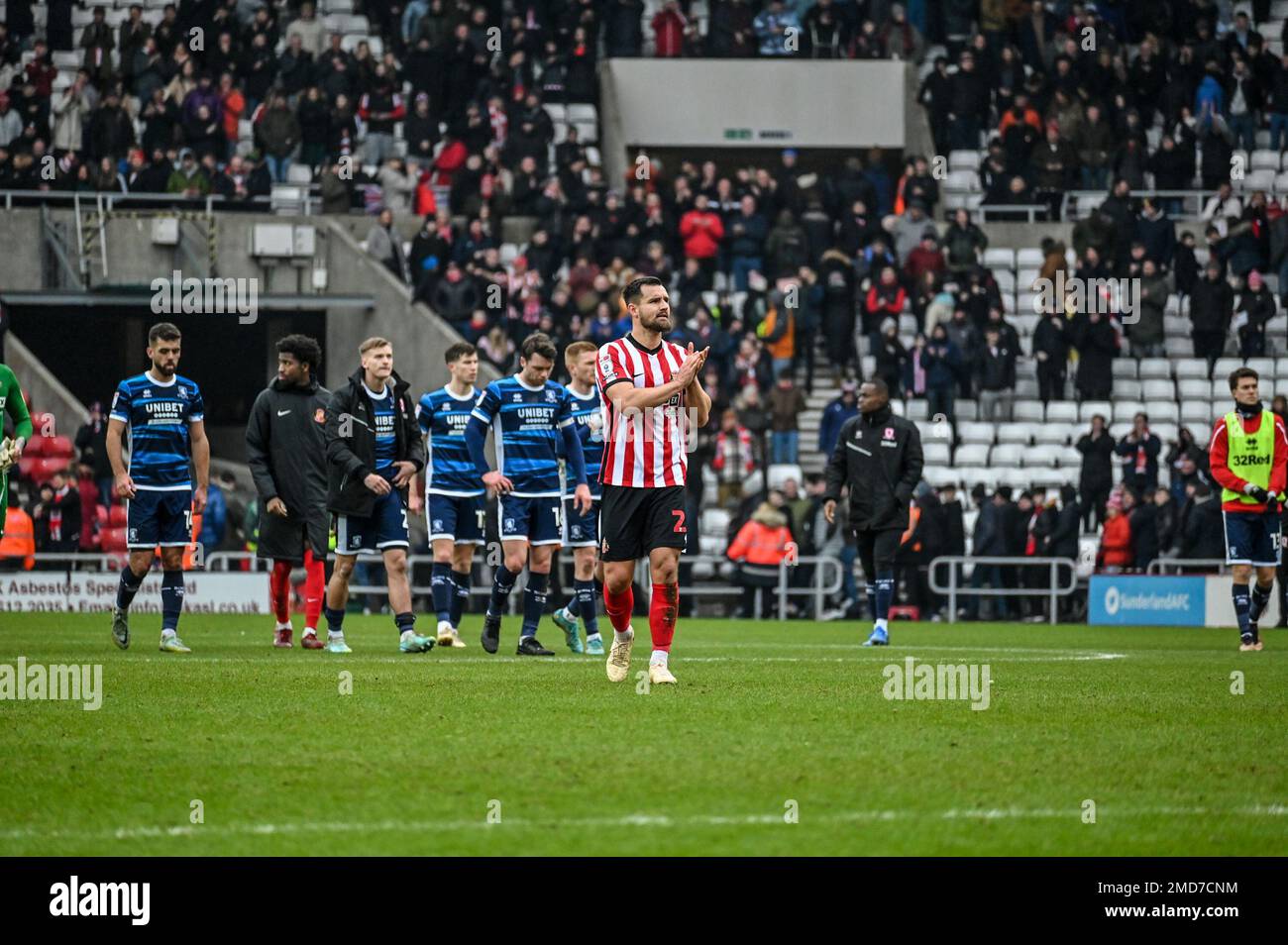 Il difensore dell'AFC Sunderland Bailey Wright applaude i tifosi dopo la vittoria dei suoi lati su Middlesbrough nel campionato Sky Bet. Foto Stock