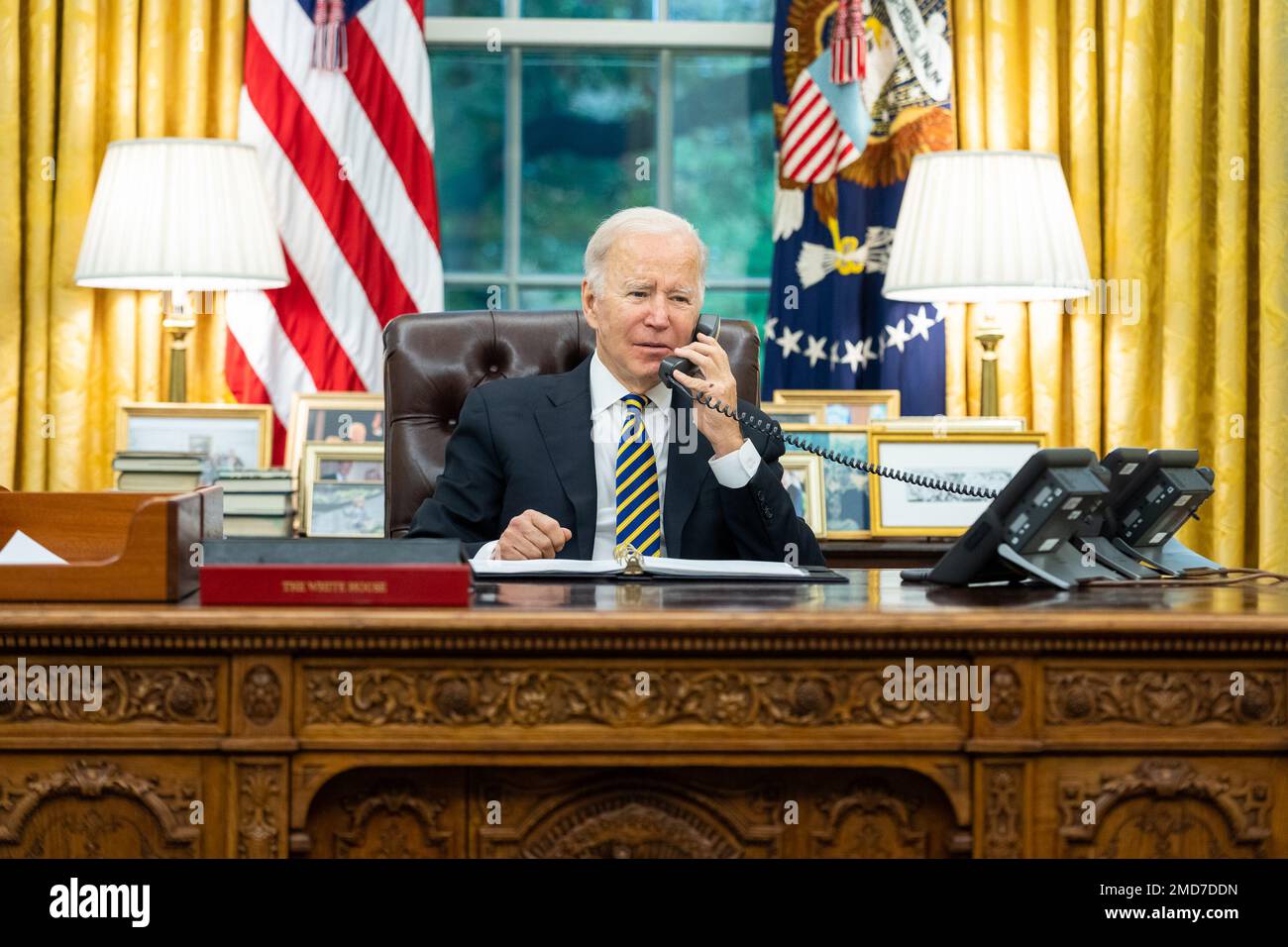 Reportage: Il Presidente Joe Biden parla al telefono con il Sen. Patrick Leahy, D-VT., venerdì 12 novembre 2021, Presso l'Ufficio ovale della Casa Bianca Foto Stock