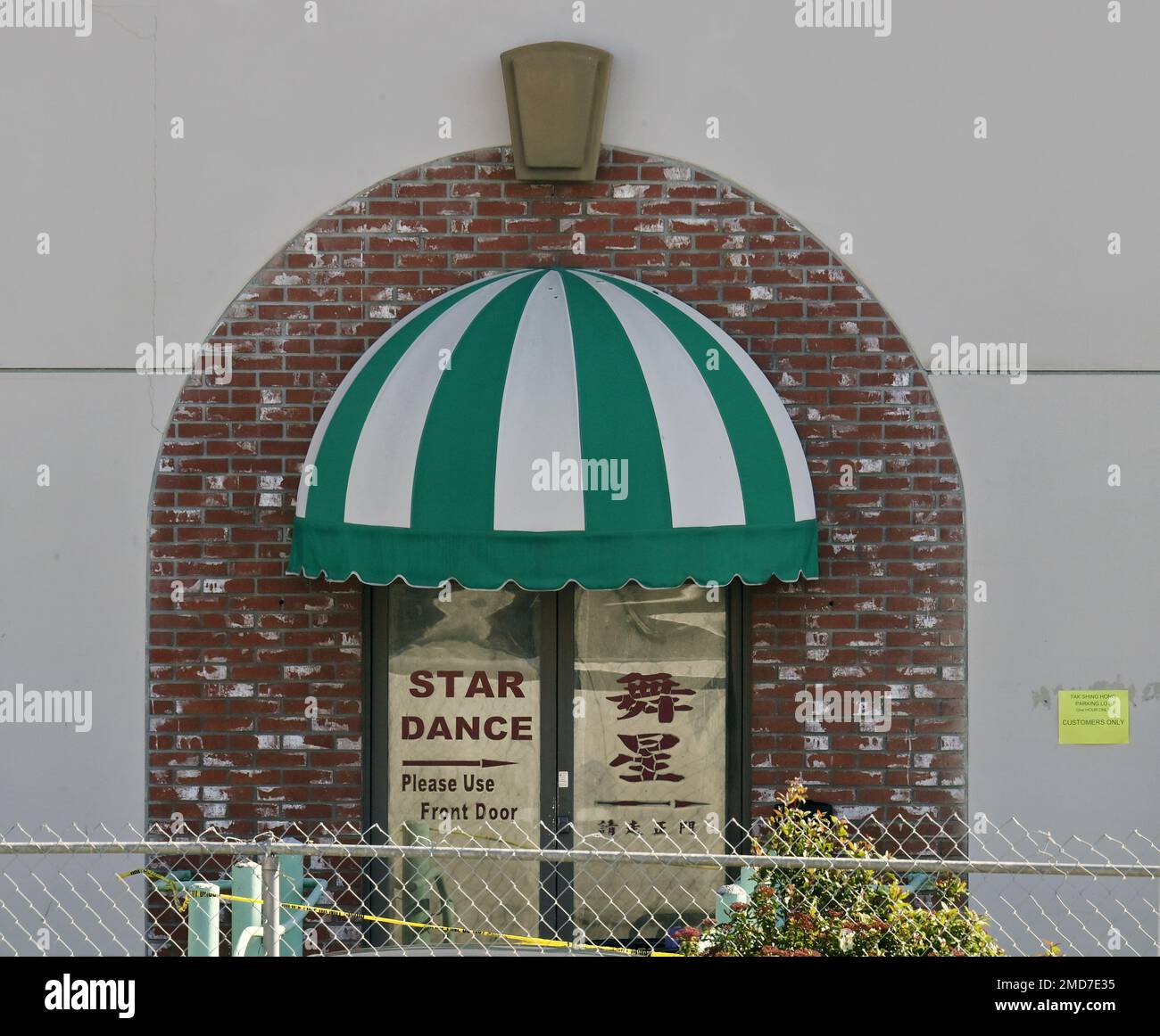 Monterey Park, Stati Uniti. 22nd Jan, 2023. L'ingresso laterale allo Star Dance Studio, dove sono state uccise dieci persone e almeno 10 altri sono stati feriti, è visto a Monterey Park, California, domenica 22 gennaio 2023. Foto di Jim Ruymen/UPI Credit: UPI/Alamy Live News Foto Stock