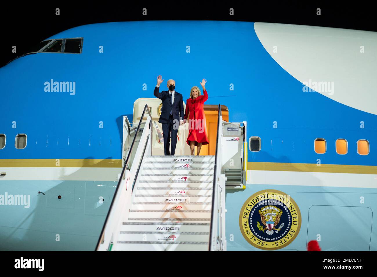 Reportage: Il Presidente Joe Biden e la First Lady Jill Biden sbarcano dall'Aeronautica militare uno, giovedì 28 ottobre 2021, all'Aeroporto Internazionale Roma-Fiumicino appena arrivano per il G-20. Foto Stock