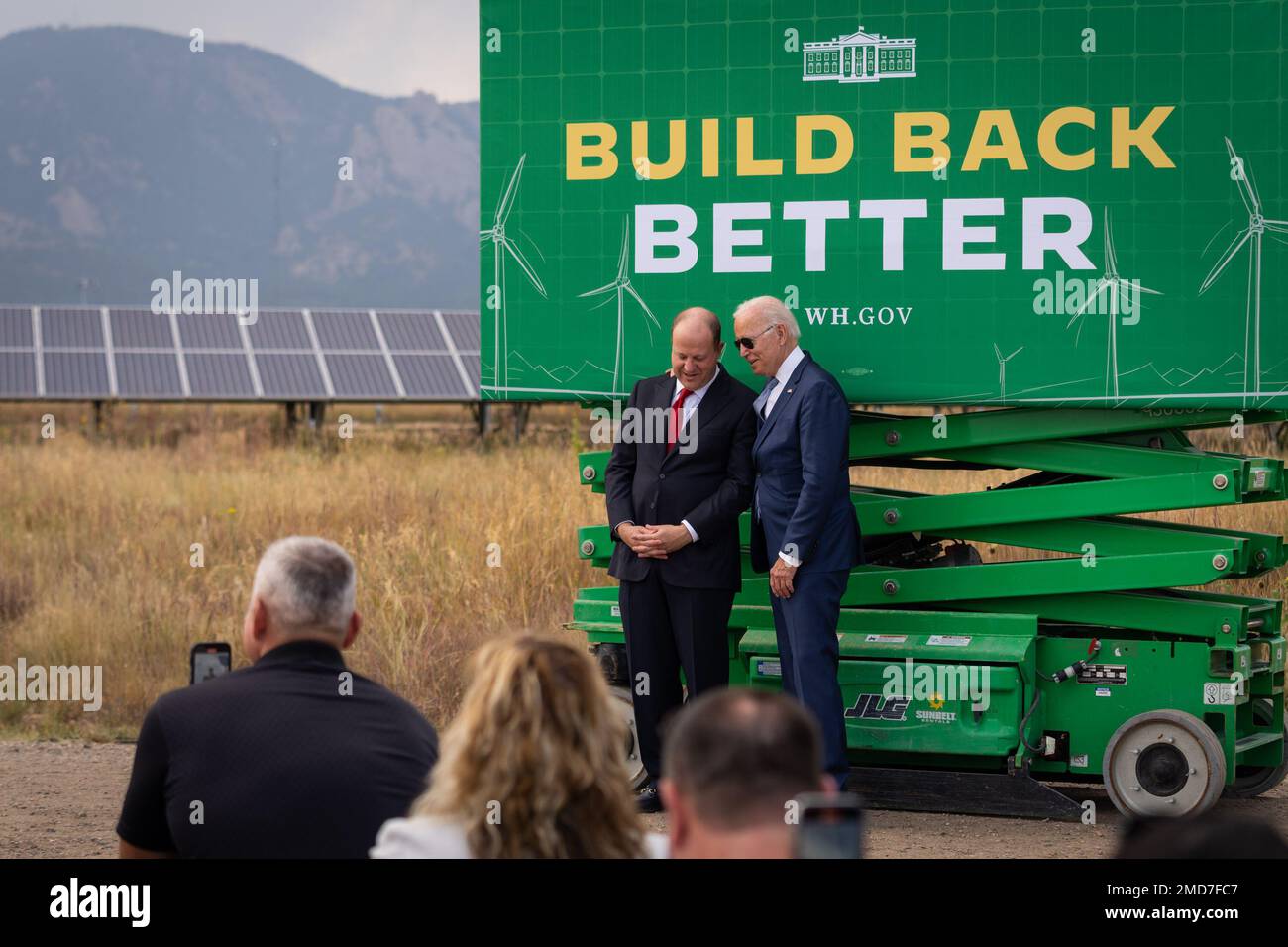 Reportage: Il presidente Joe Biden confessa con Gov. Jared Polis prima di fornire commenti su Build Back Better, martedì 14 settembre 2021, presso il National Renewable Energy Laboratory Flatirons Campus di Arvada, Colorado Foto Stock