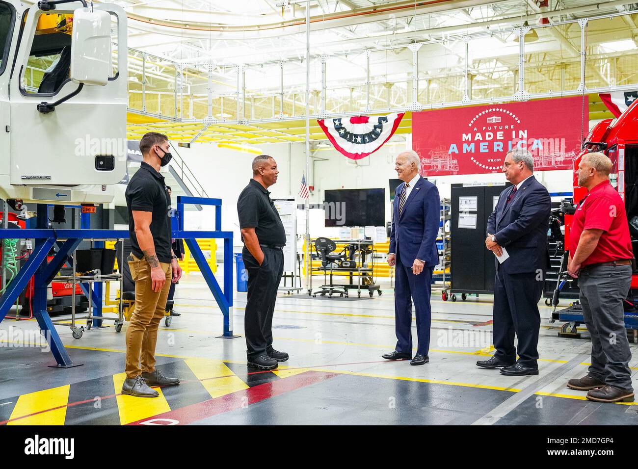 Reportage: Il presidente Joe Biden fa un tour dello stabilimento di produzione di Mack-Lehigh Valley Operations a Macungie, Pennsylvania, mercoledì 28 luglio 2021 Foto Stock