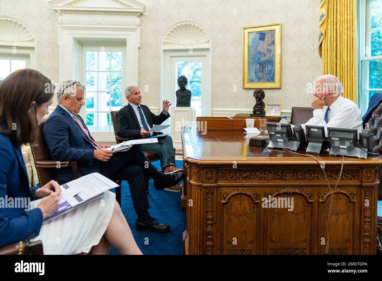 Reportage: Il presidente Joe Biden, Unito dal consigliere medico capo al presidente Dr. Anthony Fauci, esamina le osservazioni che darà sul COVD-19 e l'economia il martedì 27 luglio 2021, nell'ufficio ovale della Casa Bianca Foto Stock