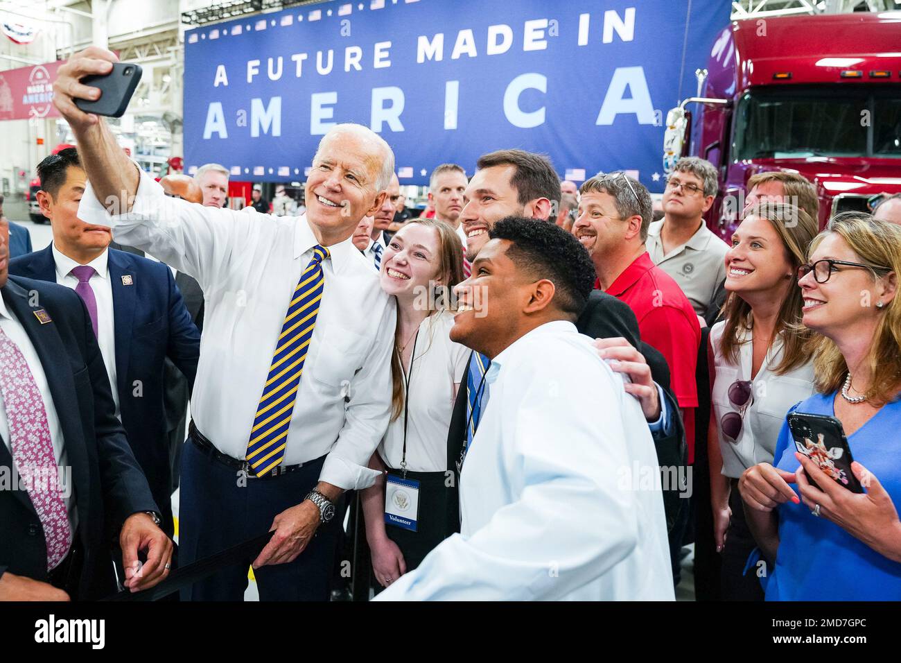 Reportage: Il presidente Joe Biden prende un selfie con gli ospiti seguendo le sue osservazioni mercoledì 28 luglio 2021, presso la Mack-Lehigh Valley Operations Manufacturing Facility di Macungie, Pennsylvania Foto Stock