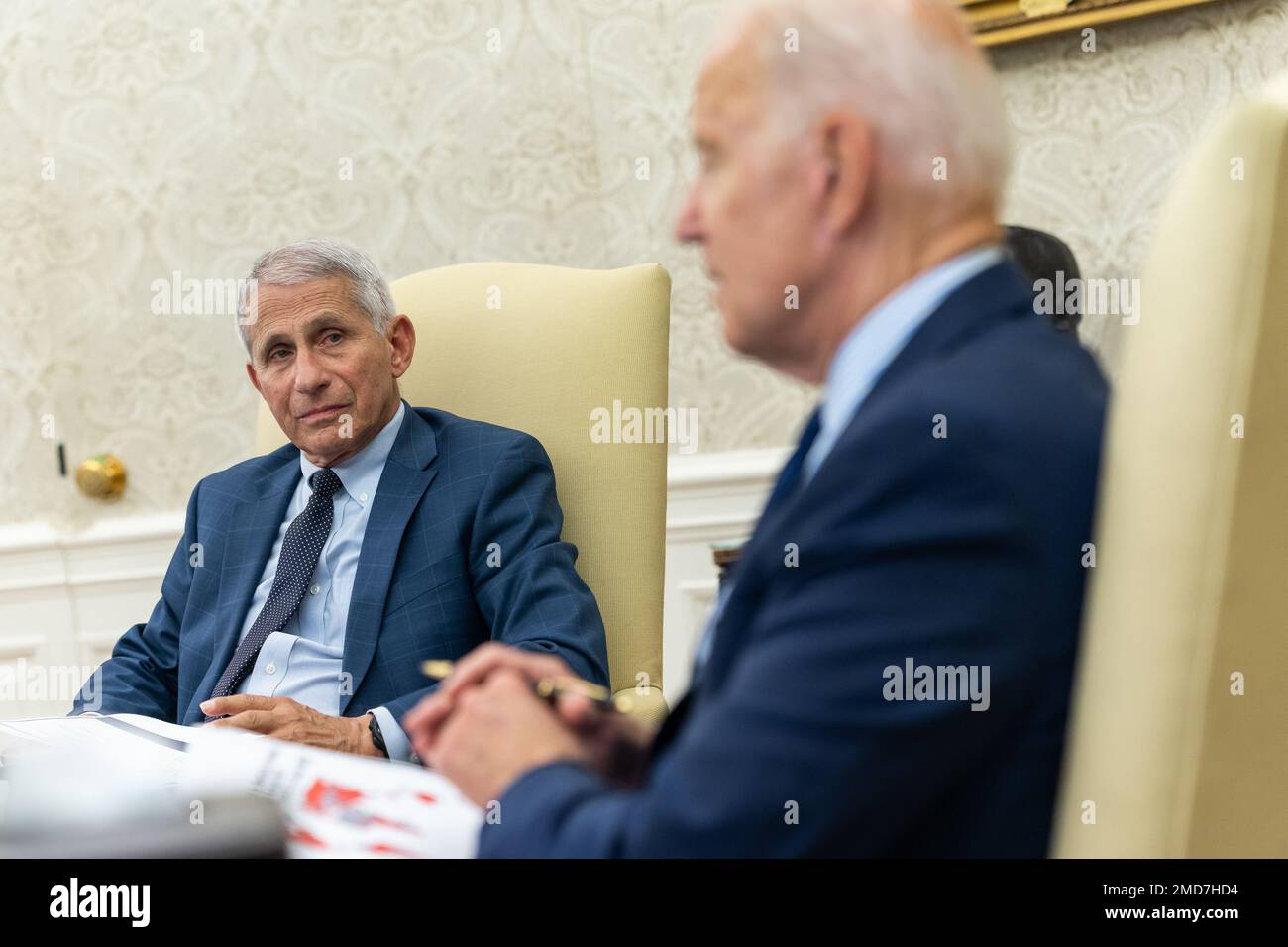 Reportage: Il Presidente Joe Biden riceve un briefing dal Dott. Anthony Fauci sul COVID-19 venerdì 16 luglio 2021 presso l'Ufficio ovale della Casa Bianca Foto Stock