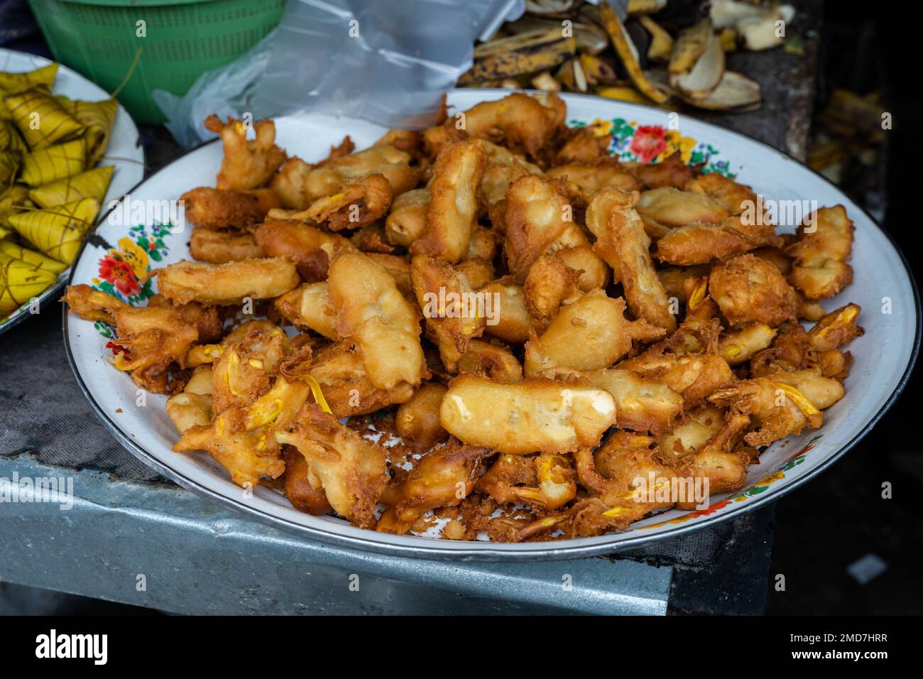 Banana fritta fresca e jackfruit in un ciotola, spuntino in Indonesia Bali, orizzontale Foto Stock