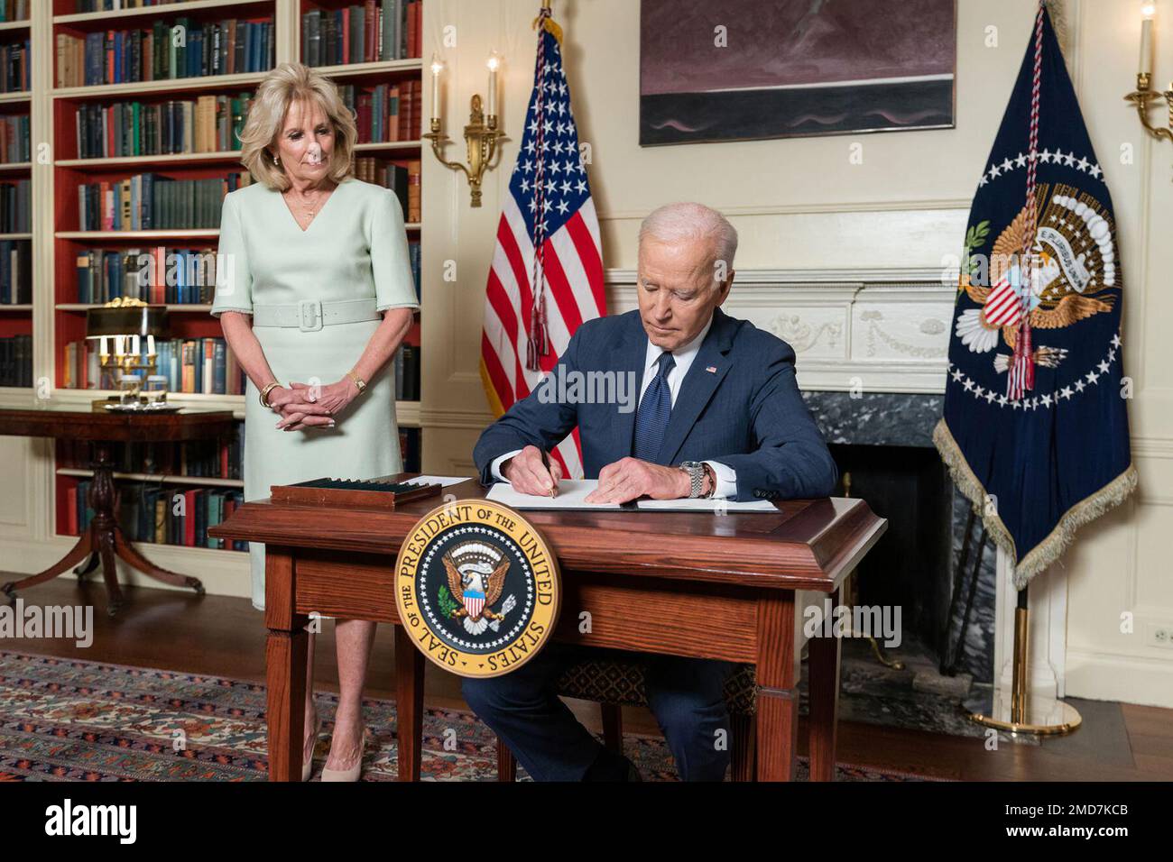 Reportage: Il presidente Joe Biden, Unito da First Lady Jill Biden, firma il mese della proclama militare del bambino Mercoledì, 31 marzo 2021, nella Biblioteca della Casa Bianca Foto Stock