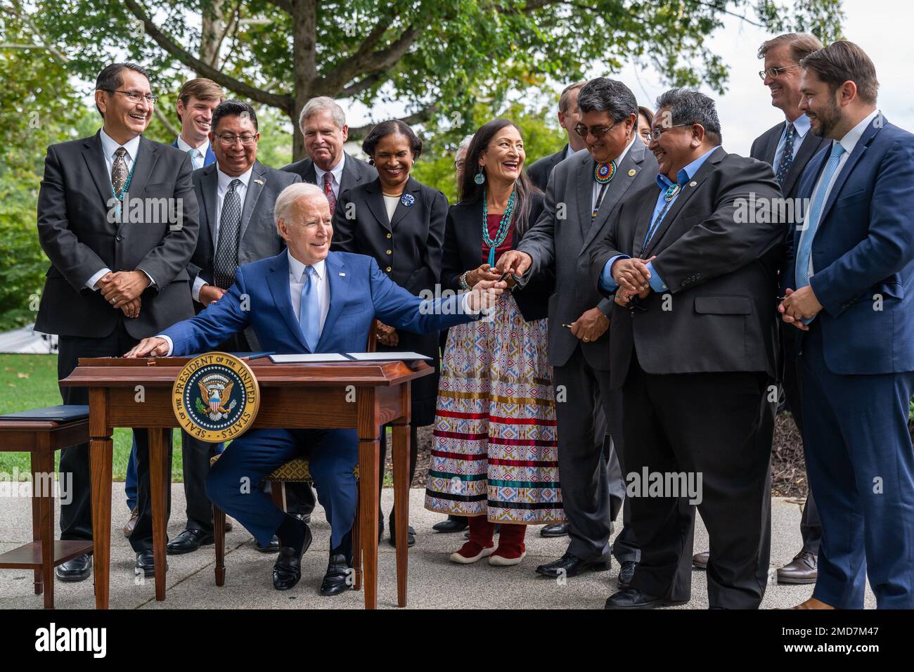 Reportage: Il presidente Joe Biden firma le proclamazioni per ripristinare le protezioni per gli orsi orecchie e Grand Staircase-Escalante Monumenti nazionali in Utah, e Northeast Canyons and Seamounts Marine National Monument, Venerdì, 8 ottobre 2021, sul prato nord della Casa Bianca Foto Stock