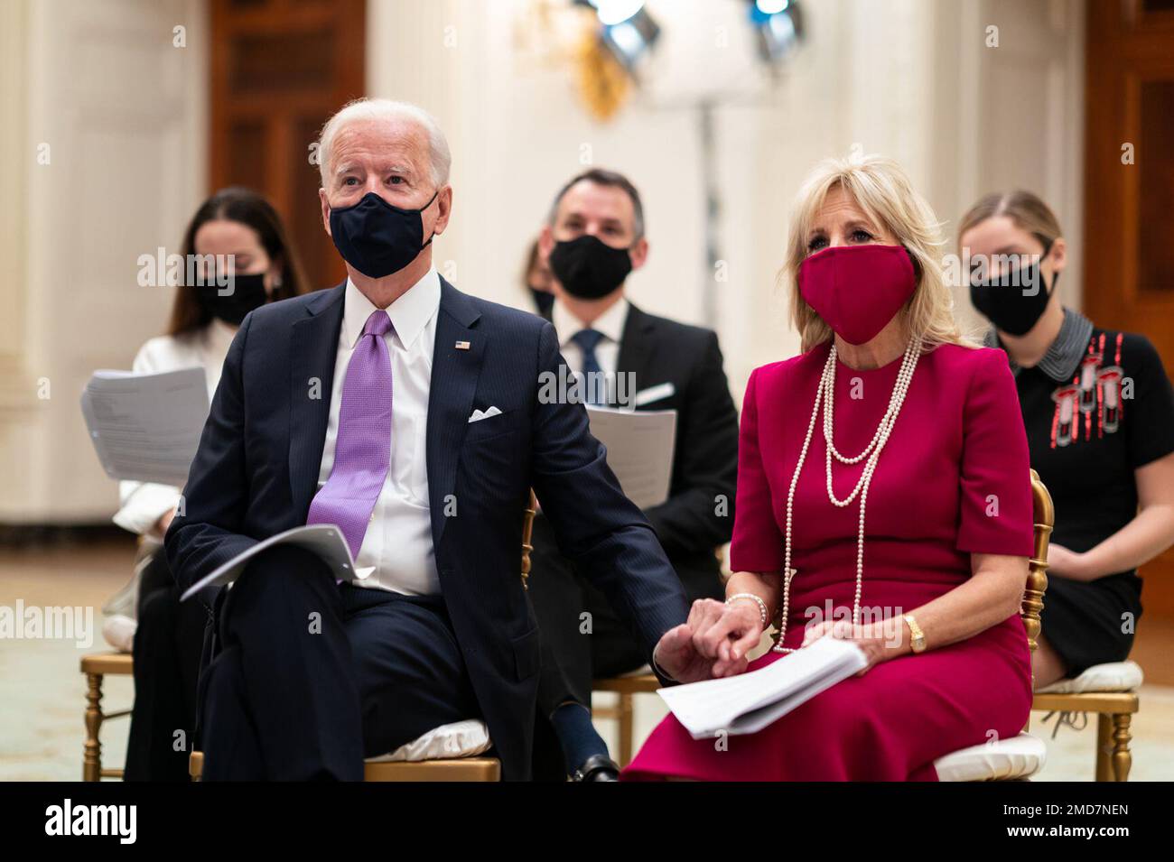 Reportage: Il presidente Joe Biden tiene la mano di First Lady Dr. Jill Biden durante un servizio di preghiera inaugurale presidenziale virtuale giovedì 21 gennaio 2021, nella Sala da pranzo di Stato della Casa Bianca Foto Stock