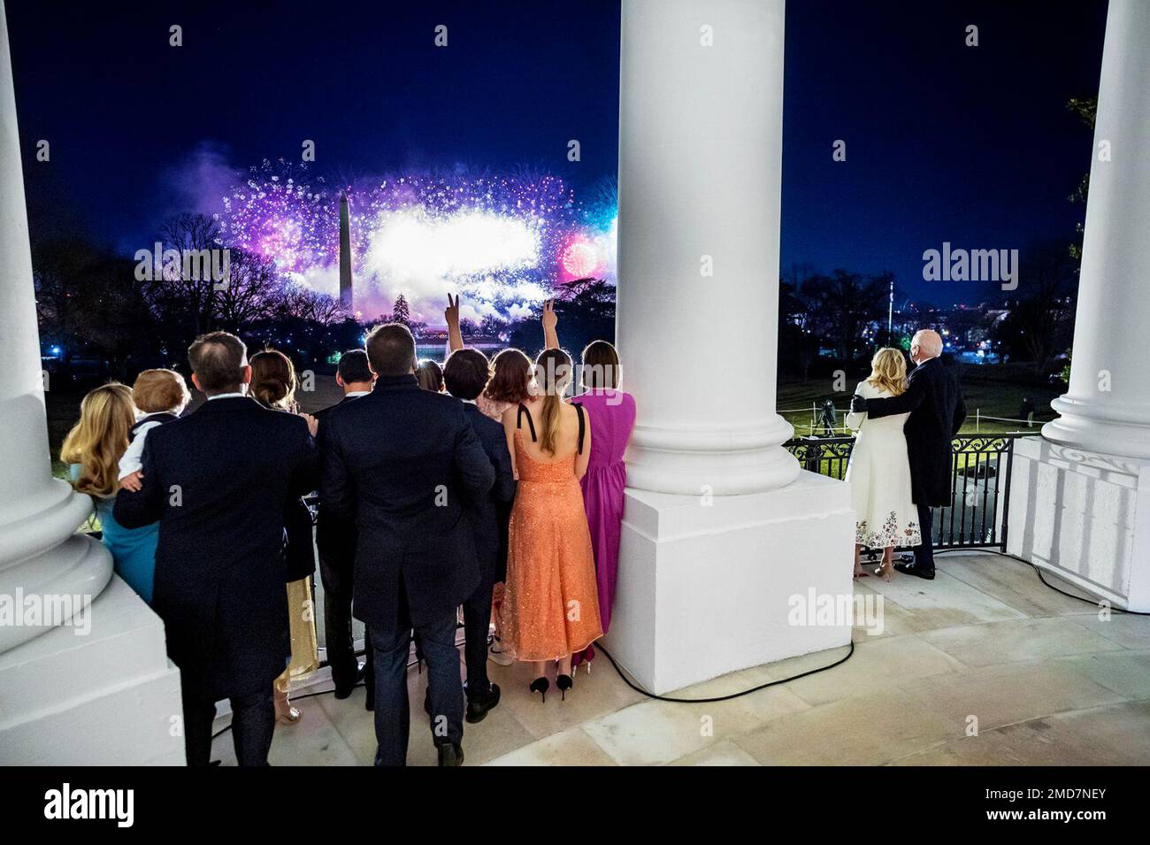 Reportage: Il Presidente Joe Biden e la First Lady Dr. Jill Biden, Uniti dalla loro famiglia, guardare i fuochi d'artificio dal balcone della Camera Blu della Casa Bianca Mercoledì, 20 gennaio 2021, durante la celebrazione speciale America in onore della 59th ° inaugurazione presidenziale Foto Stock