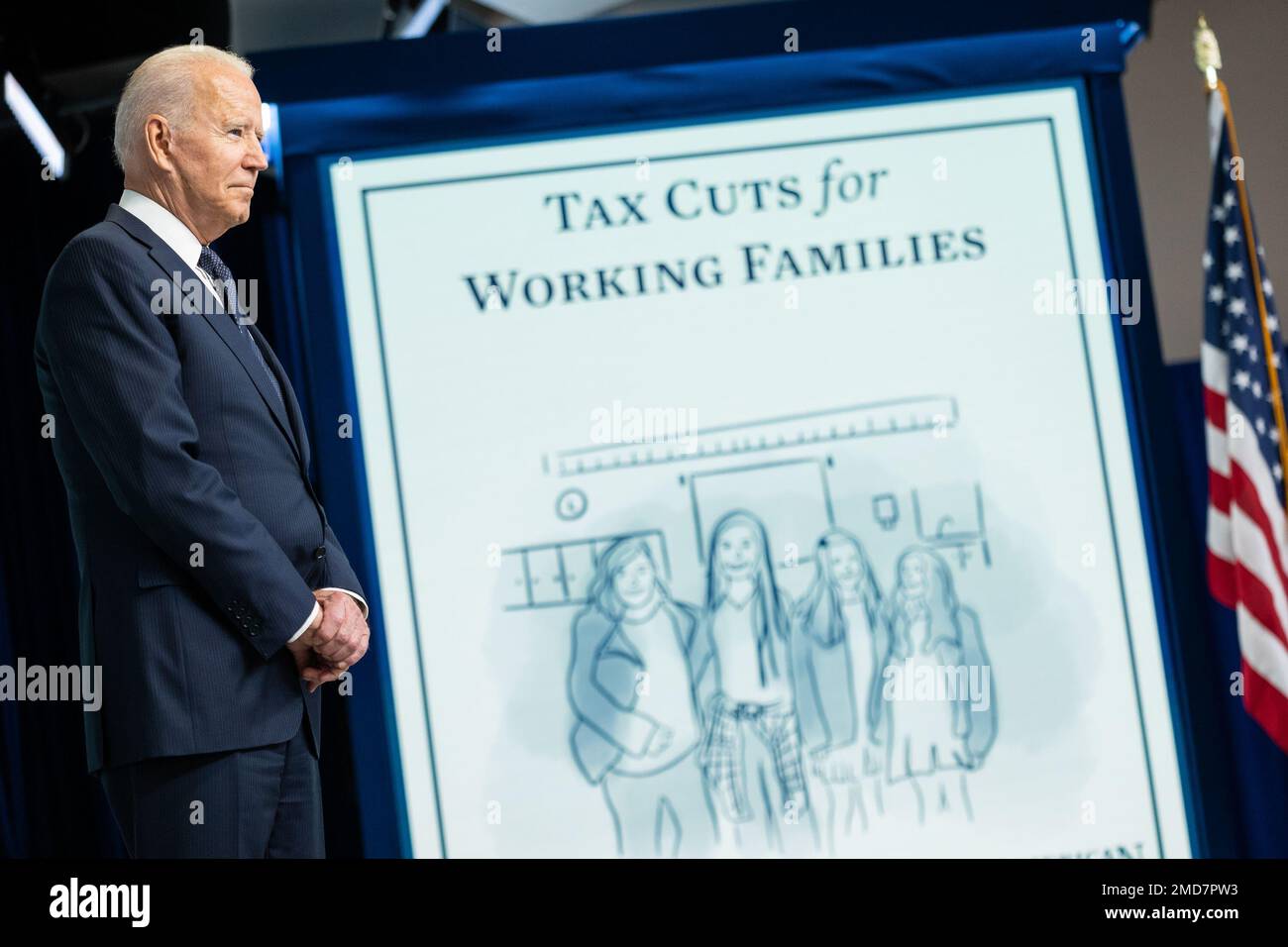 Reportage: Il Presidente Joe Biden guarda come il Vice Presidente Kamala Harris esprime le sue osservazioni sul credito fiscale per i bambini giovedì 15 luglio 2021 nell'Auditorium di South Court nell'Eisenhower Executive Office Building della Casa Bianca Foto Stock