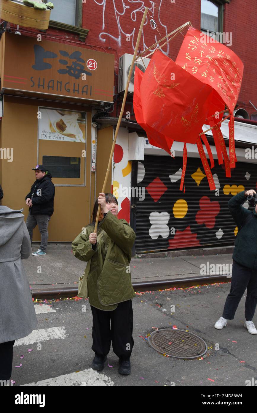 New York, Stati Uniti. 22nd Jan, 2023. Think!il nuovo pezzo d'arte lanterna di Chinatown per l'anno del coniglio viene sfilato durante la celebrazione del Capodanno lunare a Chinatown, New York, NY, 22 gennaio 2023. L'artista trasmette un messaggio di convivenza anche in questi tempi in cui le persone sono lontane. (Foto? Di Efren Landaos/Sipa USA) Credit: Sipa USA/Alamy Live News Foto Stock