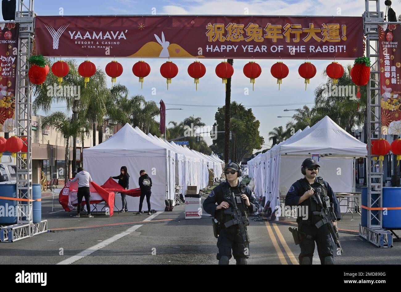 Monterey Park, Stati Uniti. 22nd Jan, 2023. I poliziotti si assicurano la zona mentre i mercanti smantellano le loro cabine in seguito a una sparatoria di massa presso il vicino Star Dance Studio, dove dieci persone sono state uccise e almeno 10 altri sono stati feriti a Monterey Park, California, domenica 22 gennaio 2023. Foto di Jim Ruymen/UPI Credit: UPI/Alamy Live News Foto Stock