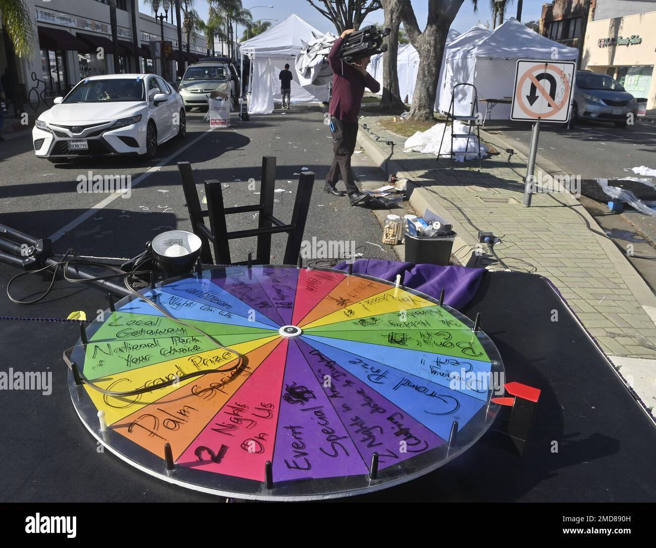 Monterey Park, Stati Uniti. 22nd Jan, 2023. I mercanti smantellano le loro cabine in seguito a una sparatoria di massa presso il vicino Star Dance Studio, dove dieci persone sono state uccise e almeno 10 altri sono stati feriti a Monterey Park, California, domenica 22 gennaio 2023. Foto di Jim Ruymen/UPI Credit: UPI/Alamy Live News Foto Stock