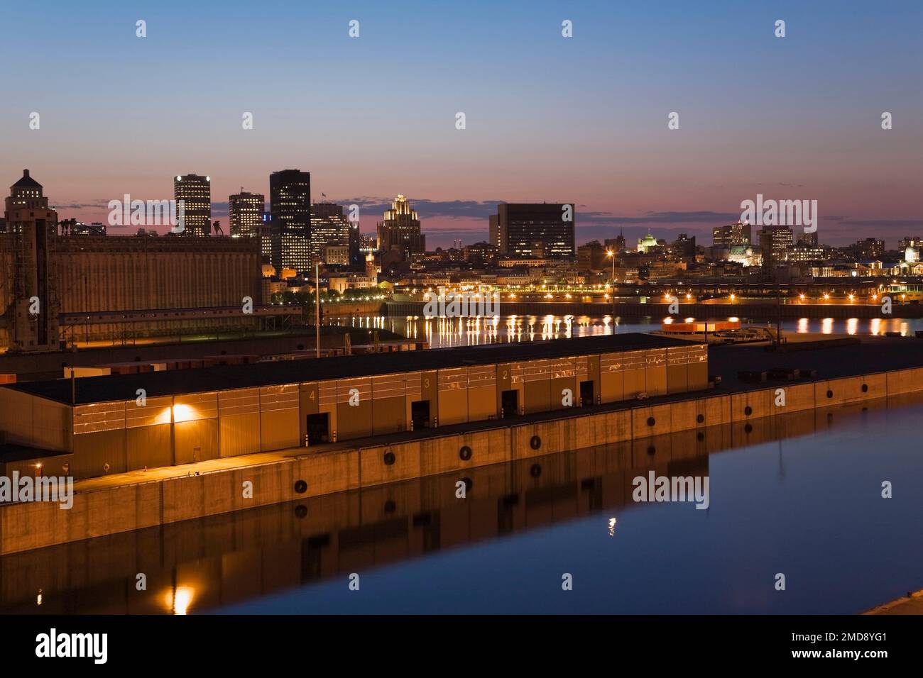 Porto di Montreal e skyline della città al crepuscolo visto da Cité du Havre, Quebec, Canada. Foto Stock