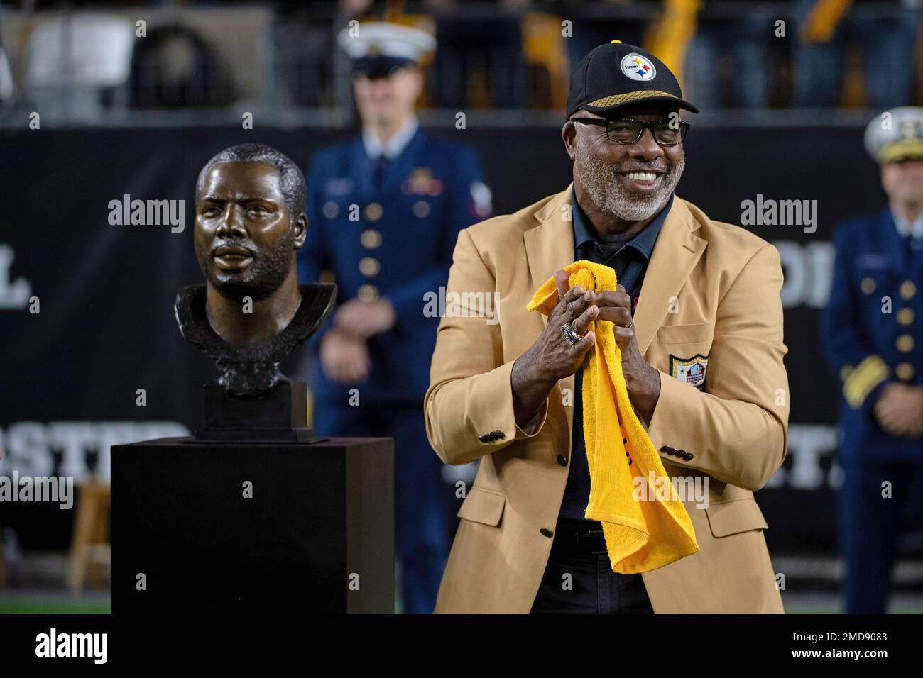 Pro Football Hall of Famer Donnie Shell looks on during a ceremony at halftime of an NFL football game between the Pittsburgh Steelers and the Seattle Seahawks, Sunday, Oct. 17, 2021, in Pittsburgh. (AP Photo/Justin Berl) Foto Stock