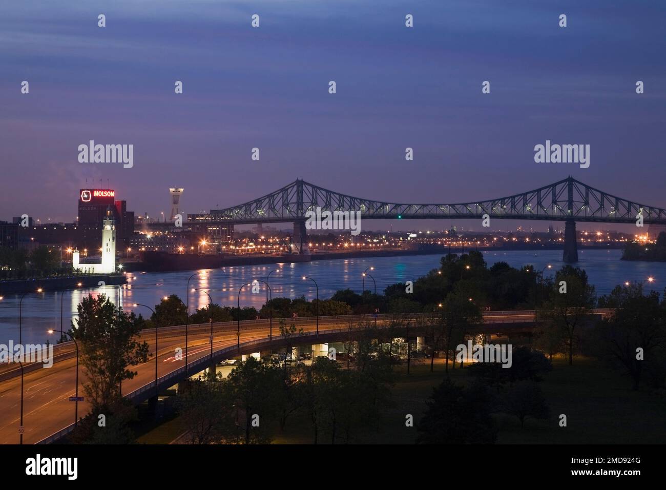 Vista di Pierre-Dupuy Avenue e del ponte Jacques Cartier al tramonto da Cité du Havre, Quebec, Canada. Foto Stock