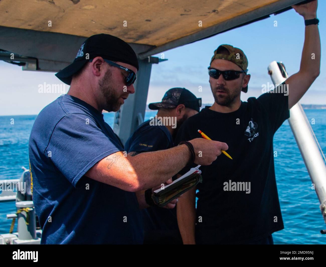 220714-N-N0842-1009 SAN DIEGO - (14 luglio 2022) Regno Unito Royal Navy Chief Petty Officer Diver James Roberts, di Paigton, Regno Unito, a sinistra, E la marina militare britannica Seaman, Alex Talbot, di Lake District, Regno Unito, entrambi assegnati alla Delta Diving Unit Two (DDU2), discutono un piano di immersione durante un esercizio per Rim of the Pacific (RIMPAC) 2022, California meridionale. Ventisei nazioni, 38 navi, quattro sottomarini, più di 170 aerei e 25.000 personale partecipano al RIMPAC dal giugno 29 al 4 agosto nelle isole hawaiane e nella California meridionale. Il lar del mondo Foto Stock