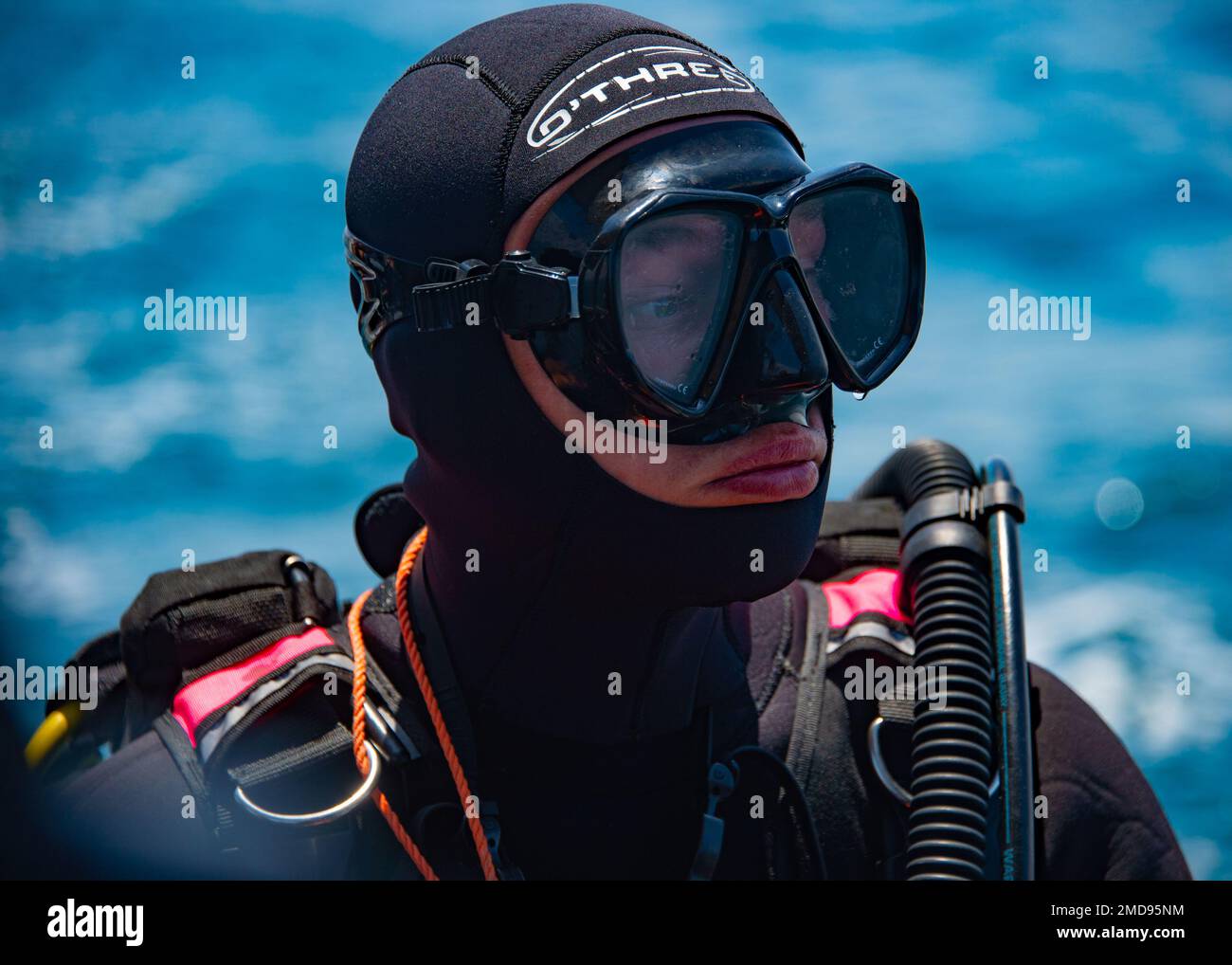 220714-N-N0842-1011 SAN DIEGO - (14 luglio 2022) Regno Unito Royal Navy Navy able Seaman Diver Tomas Pain, di Penarth, Regno Unito, assegnato alla Delta Diving Unit Two (DDU2), si prepara per un'immersione durante un esercizio per Rim of the Pacific (RIMPAC) 202 in, California meridionale. Ventisei nazioni, 38 navi, quattro sottomarini, più di 170 aerei e 25.000 personale partecipano al RIMPAC dal giugno 29 al 4 agosto nelle isole hawaiane e nella California meridionale. Il più grande esercizio marittimo internazionale del mondo, RIMPAC offre un’opportunità di formazione unica e allo stesso tempo di promozione Foto Stock