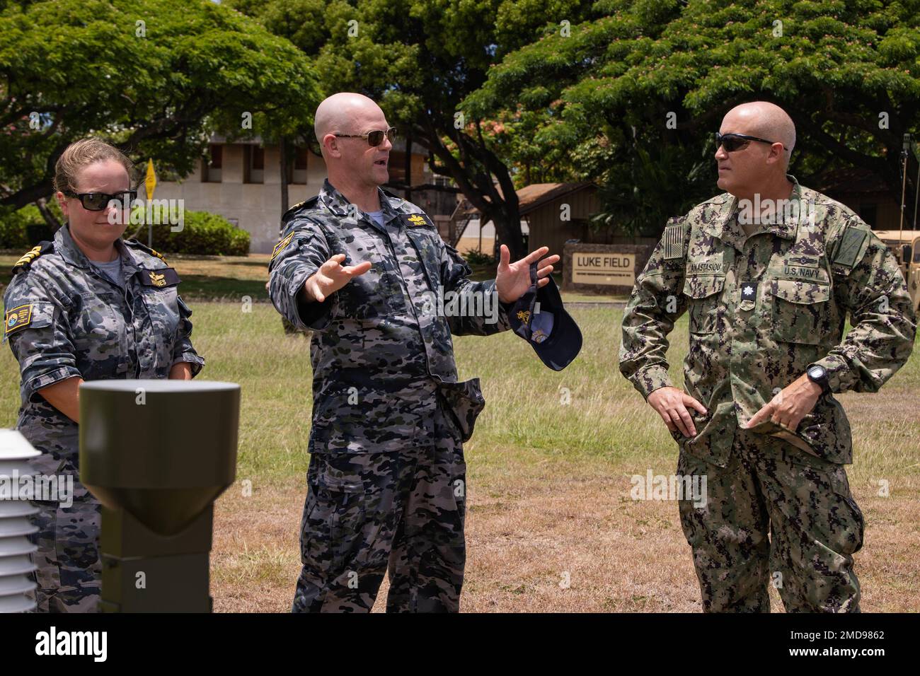 PEARL HARBOR (14 LUGLIO 2022) USA Marines con controllo del traffico aereo (ATC) Mike Company, Marine Air Control Squadron 4, Marine Aircraft Group 18, 1st Marine Air Wing, III Marine Expeditionary Force, discutere con gli Stati Uniti di attrezzature e tattiche per la meteorologia e l'oceanografia Navy e la Royal Australian Navy su una zona di atterraggio dell'elicottero (HLZ) durante Rim of the Pacific (RIMPAC) 2022, a Ford Island, Hawaii, 14 luglio 2022. Ventisei nazioni, 38 navi, quattro sottomarini, più di 170 aerei e 25.000 personale partecipano al RIMPAC dal giugno 29 al 4 agosto nelle isole hawaiane e nei dintorni Foto Stock