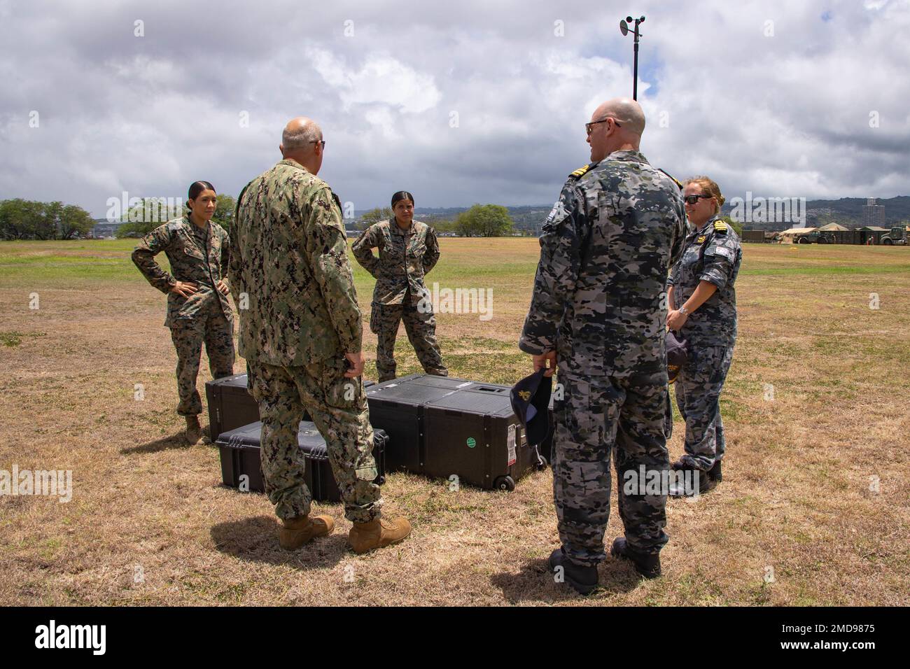 PEARL HARBOR (14 LUGLIO 2022) USA Marines con controllo del traffico aereo (ATC) Mike Company, Marine Air Control Squadron 4, Marine Air Control Group 18, 1st Marine Air Wing, III Marine Expeditionary Force, discutere con gli Stati Uniti di attrezzature e tattiche per la meteorologia e l'oceanografia Navy e la Royal Australian Navy su una zona di atterraggio dell'elicottero (HLZ) durante Rim of the Pacific (RIMPAC) 2022, a Ford Island, Hawaii, 14 luglio 2022. Ventisei nazioni, 38 navi, quattro sottomarini, più di 170 aerei e 25.000 personale partecipano al RIMPAC dal giugno 29 al 4 agosto nelle isole hawaiane e nei dintorni Foto Stock